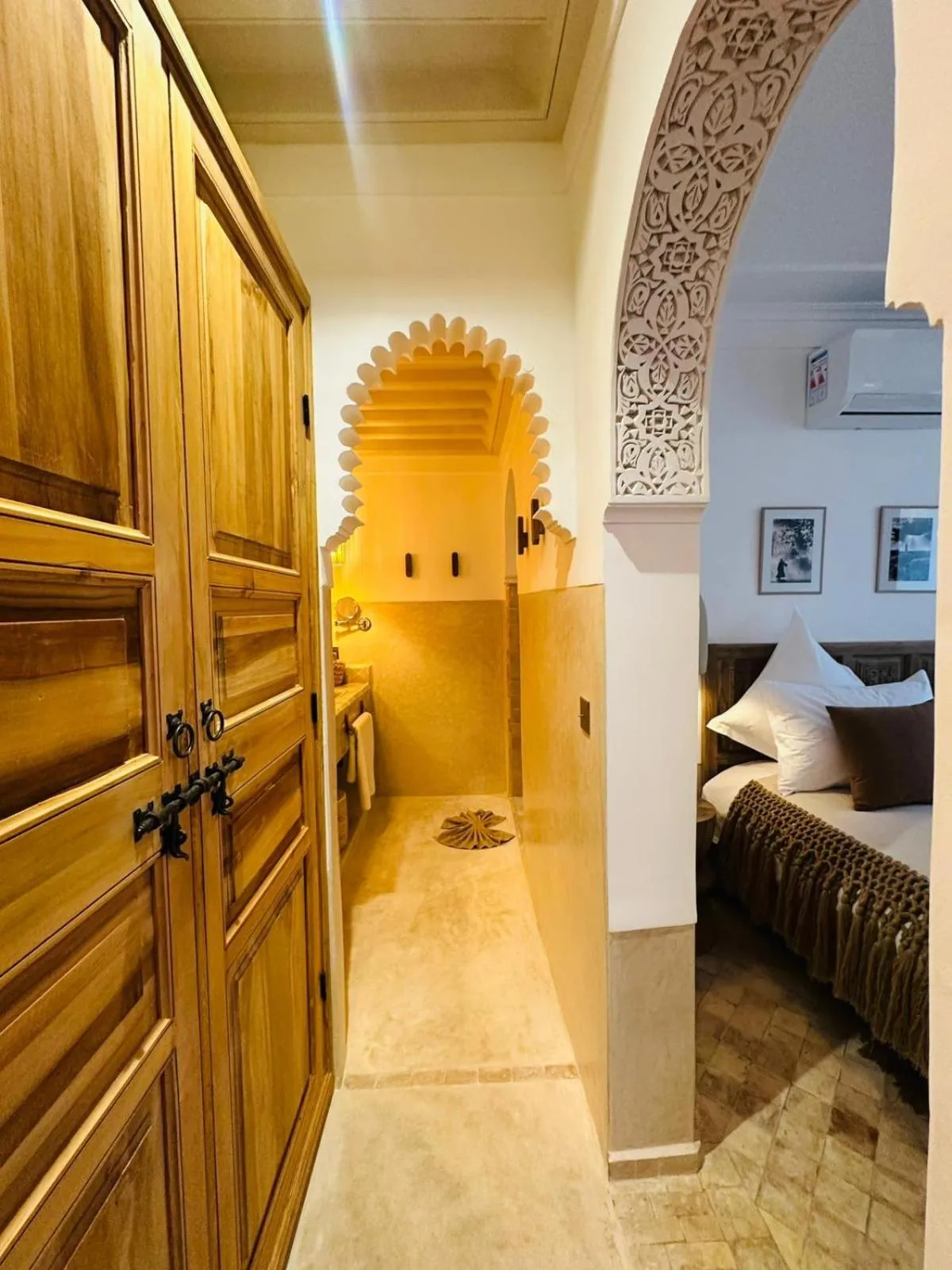 Bathroom, Bed in Riad Jardin Des Sens & Spa