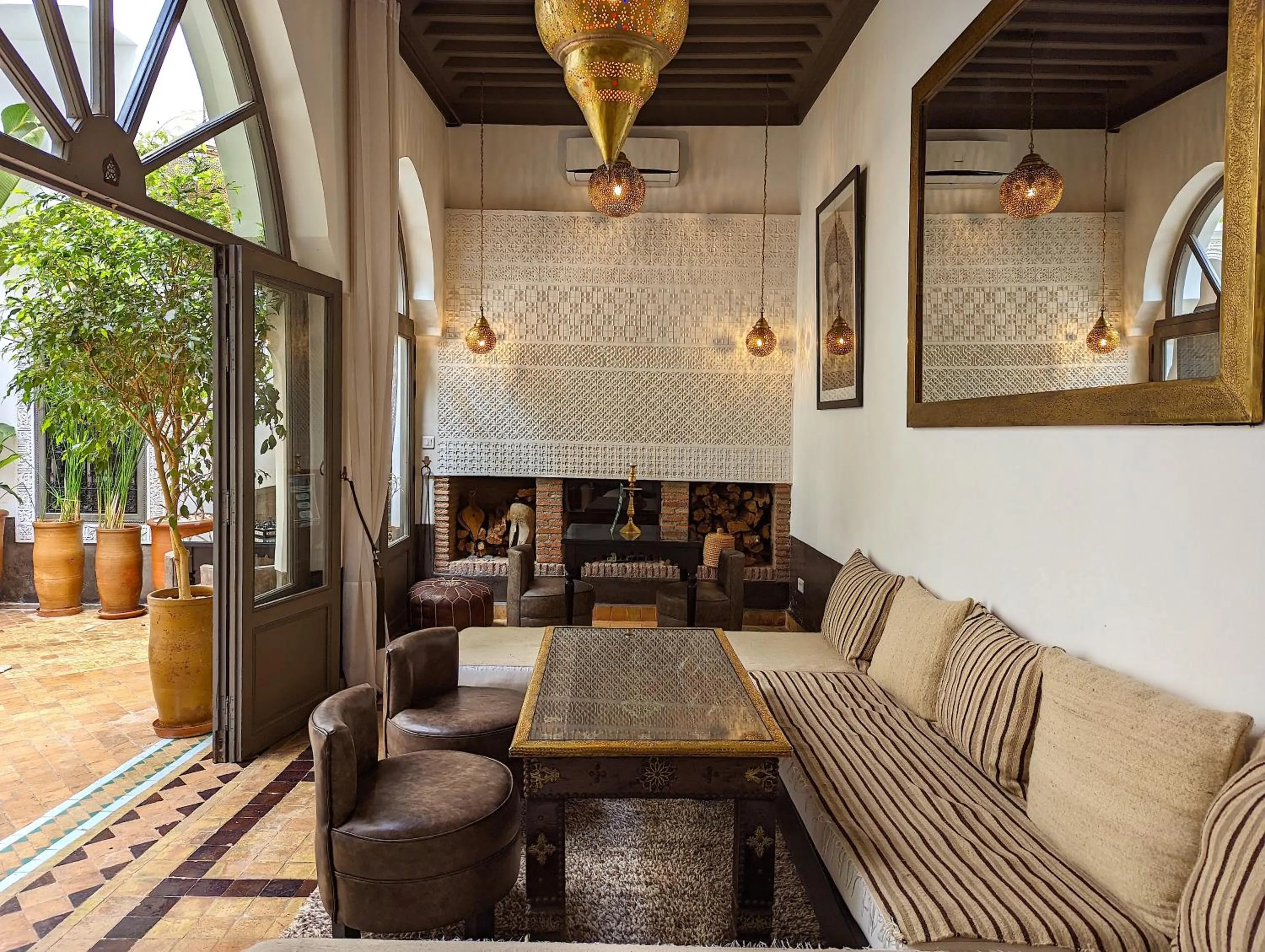 Communal lounge/ TV room in Riad Jardin Des Sens & Spa