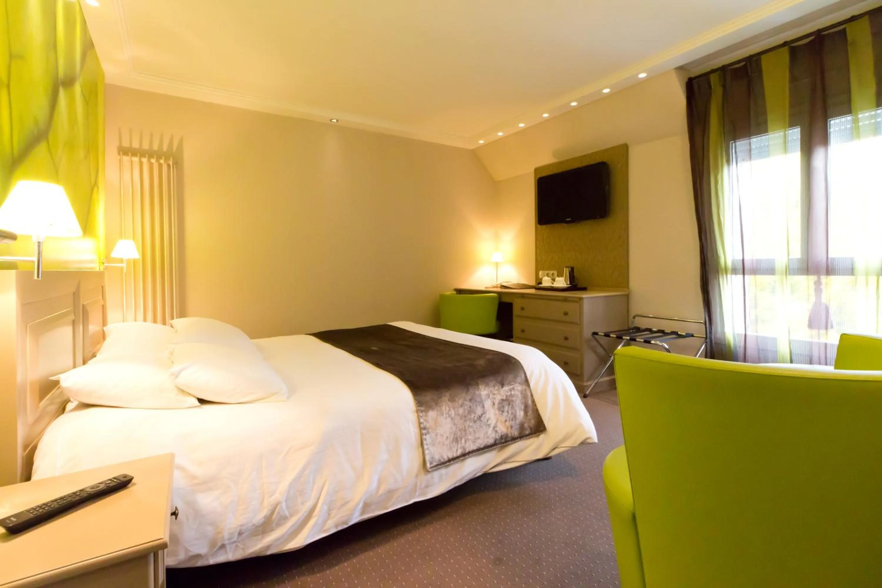 Bed in Logis Hôtel Restaurant Le Fruitier