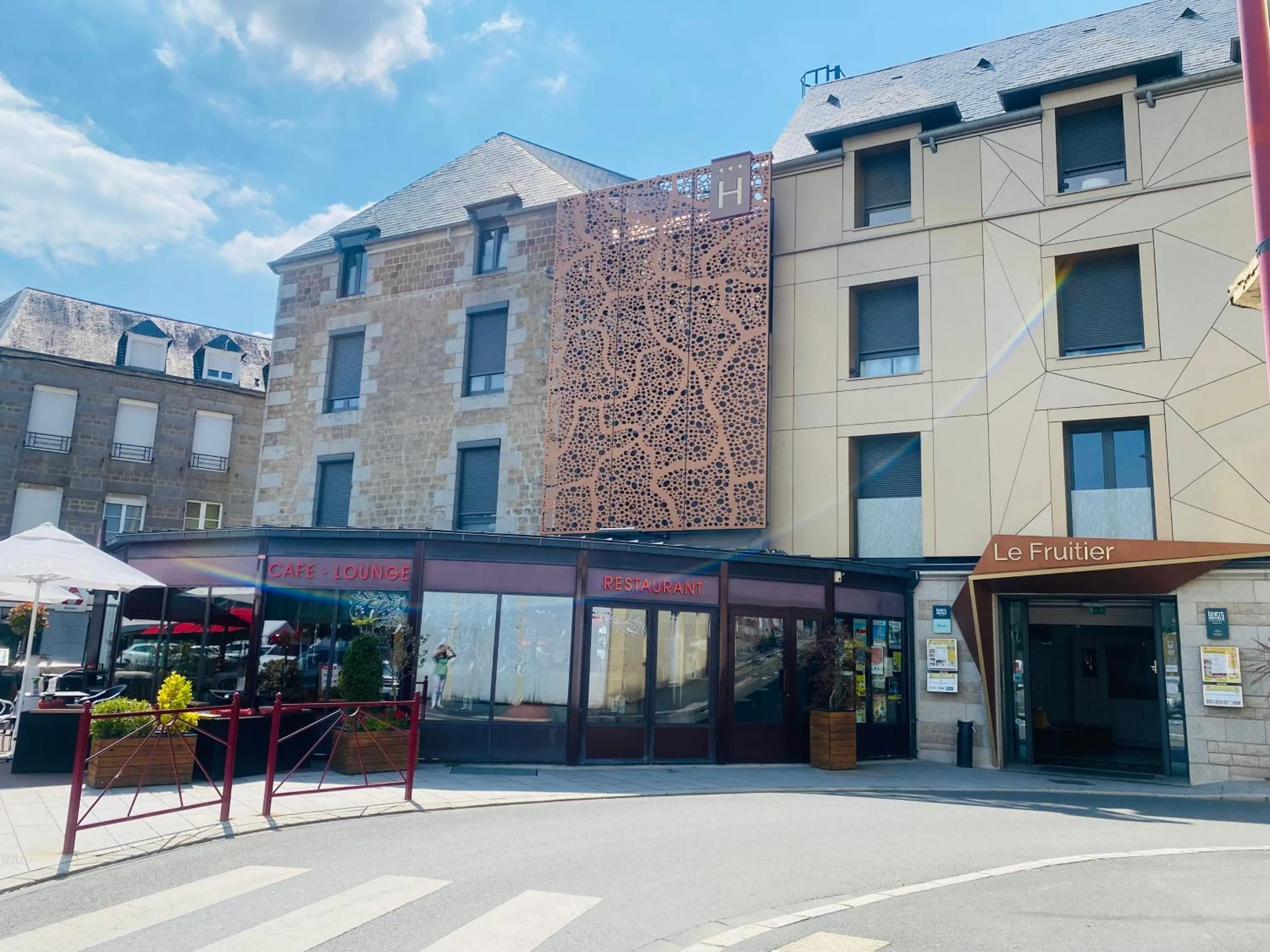 Property building in Logis Hôtel Restaurant Le Fruitier