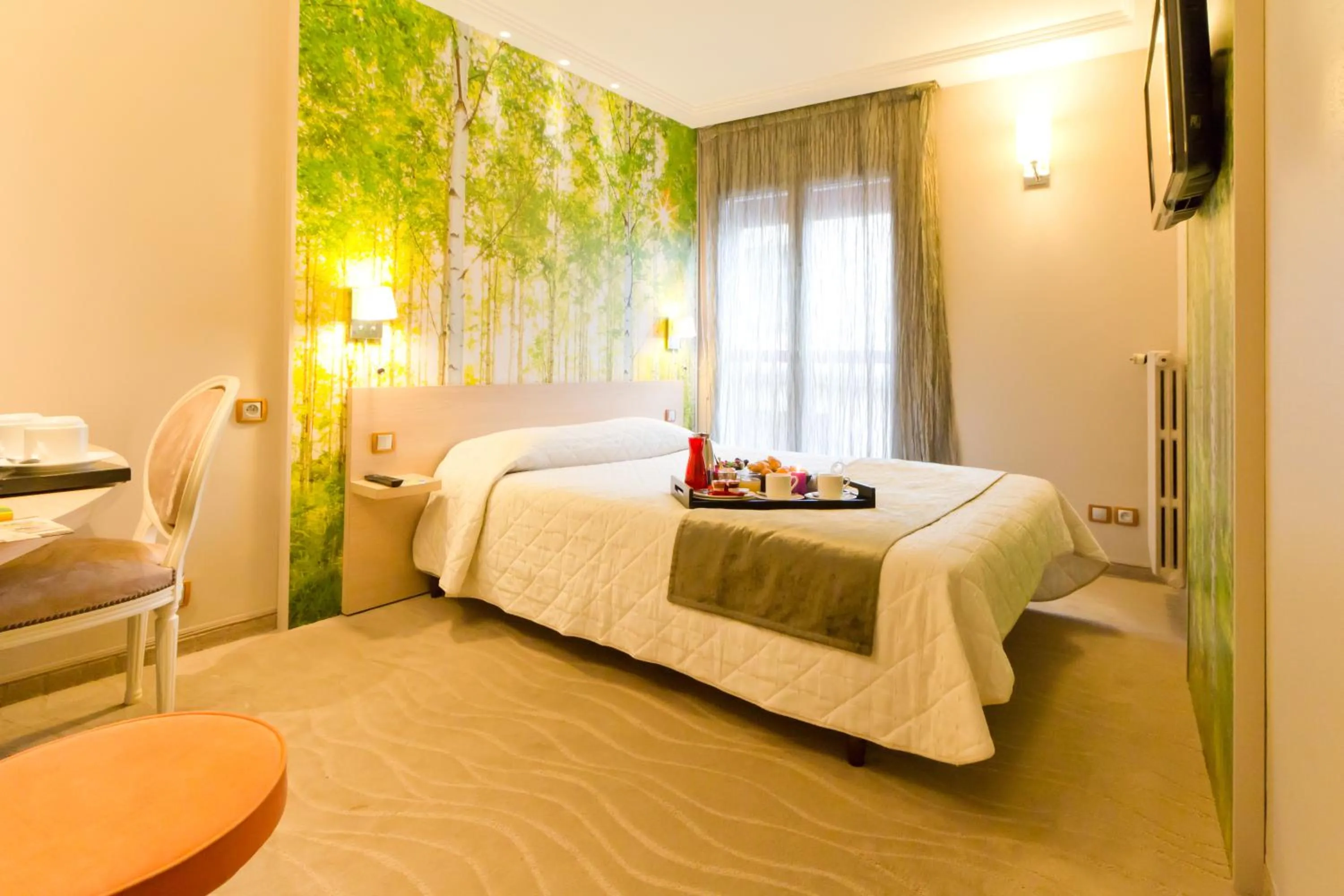 Toilet, Bed in Logis Hôtel Restaurant Le Fruitier