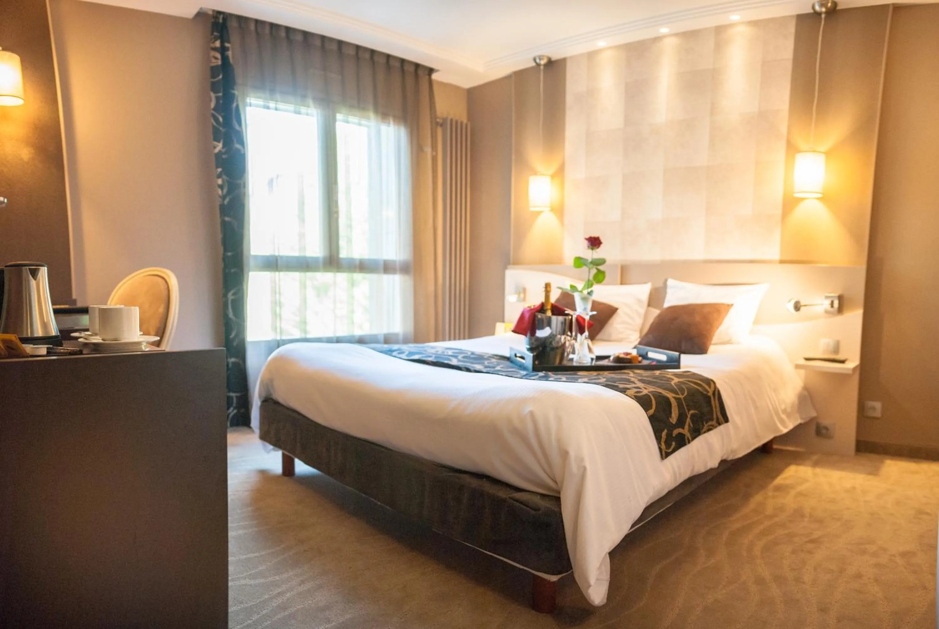 Staff, Bed in Logis Hôtel Restaurant Le Fruitier