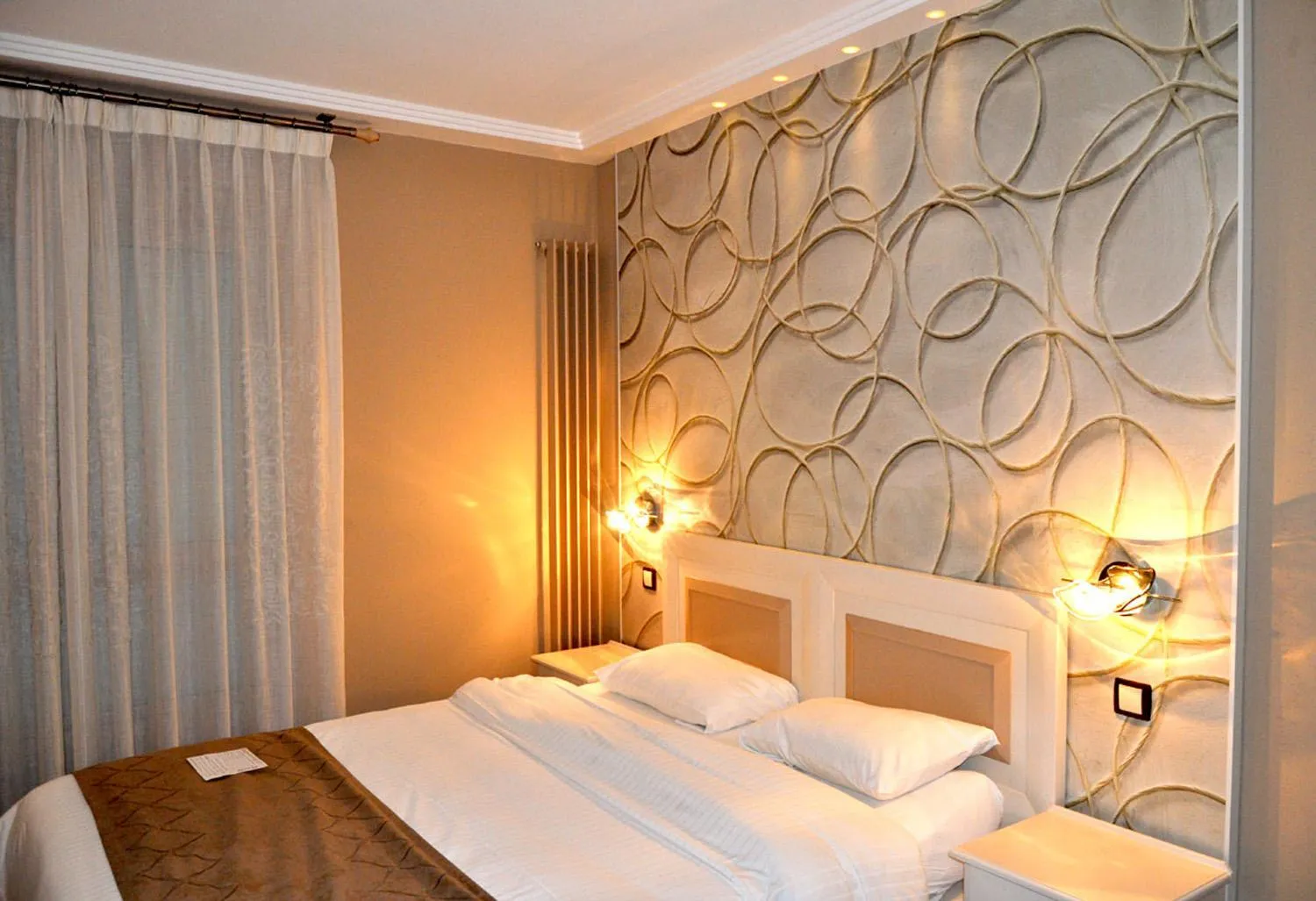 Bed in Logis Hôtel Restaurant Le Fruitier