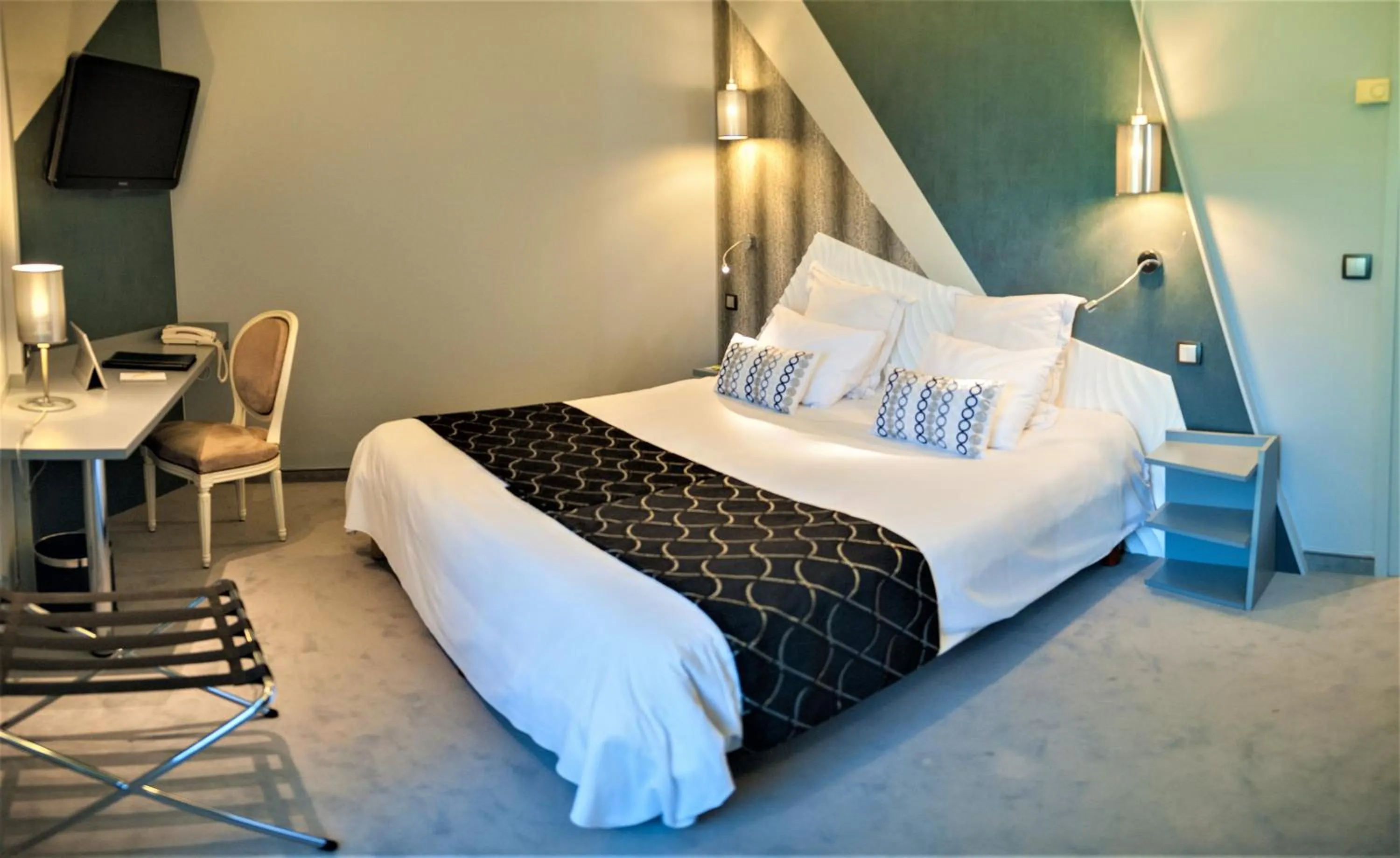 Bed in Logis Hôtel Restaurant Le Fruitier