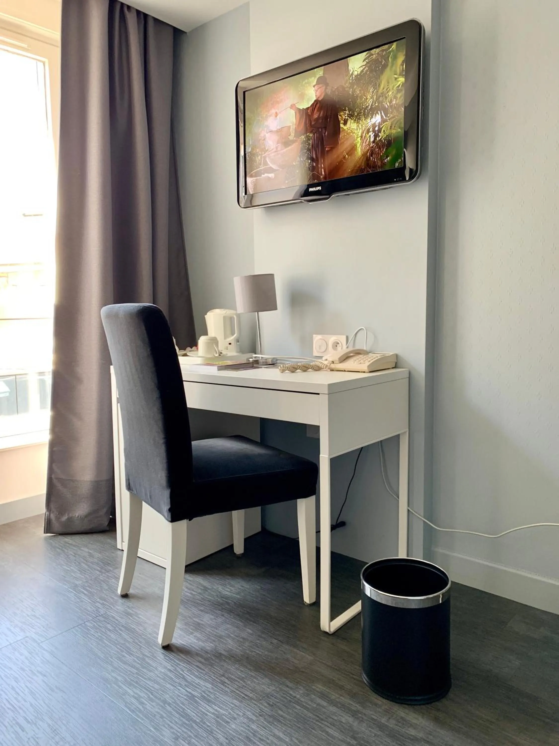 Staff in Logis Hôtel Restaurant Le Fruitier