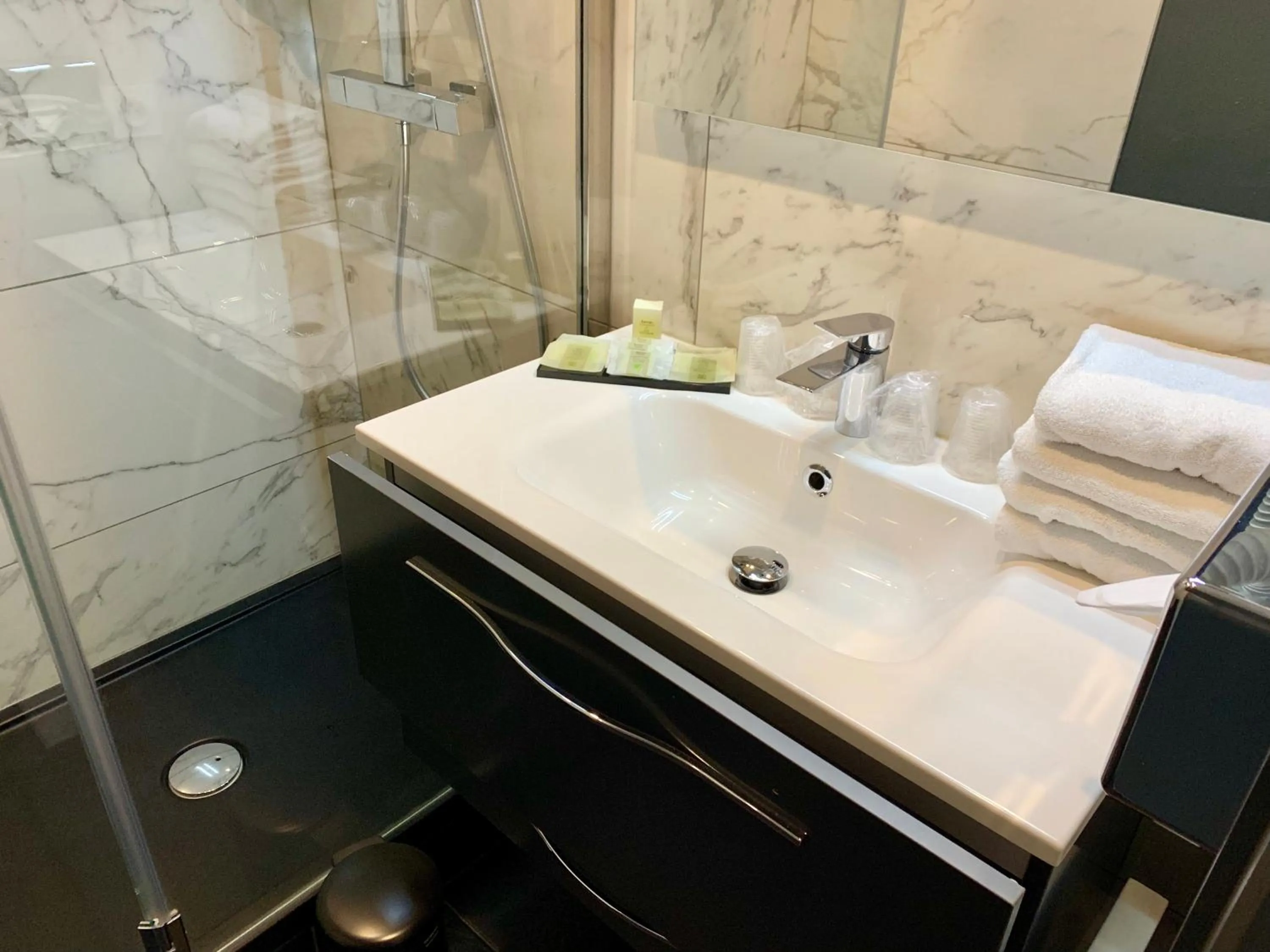 Shower in Logis Hôtel Restaurant Le Fruitier