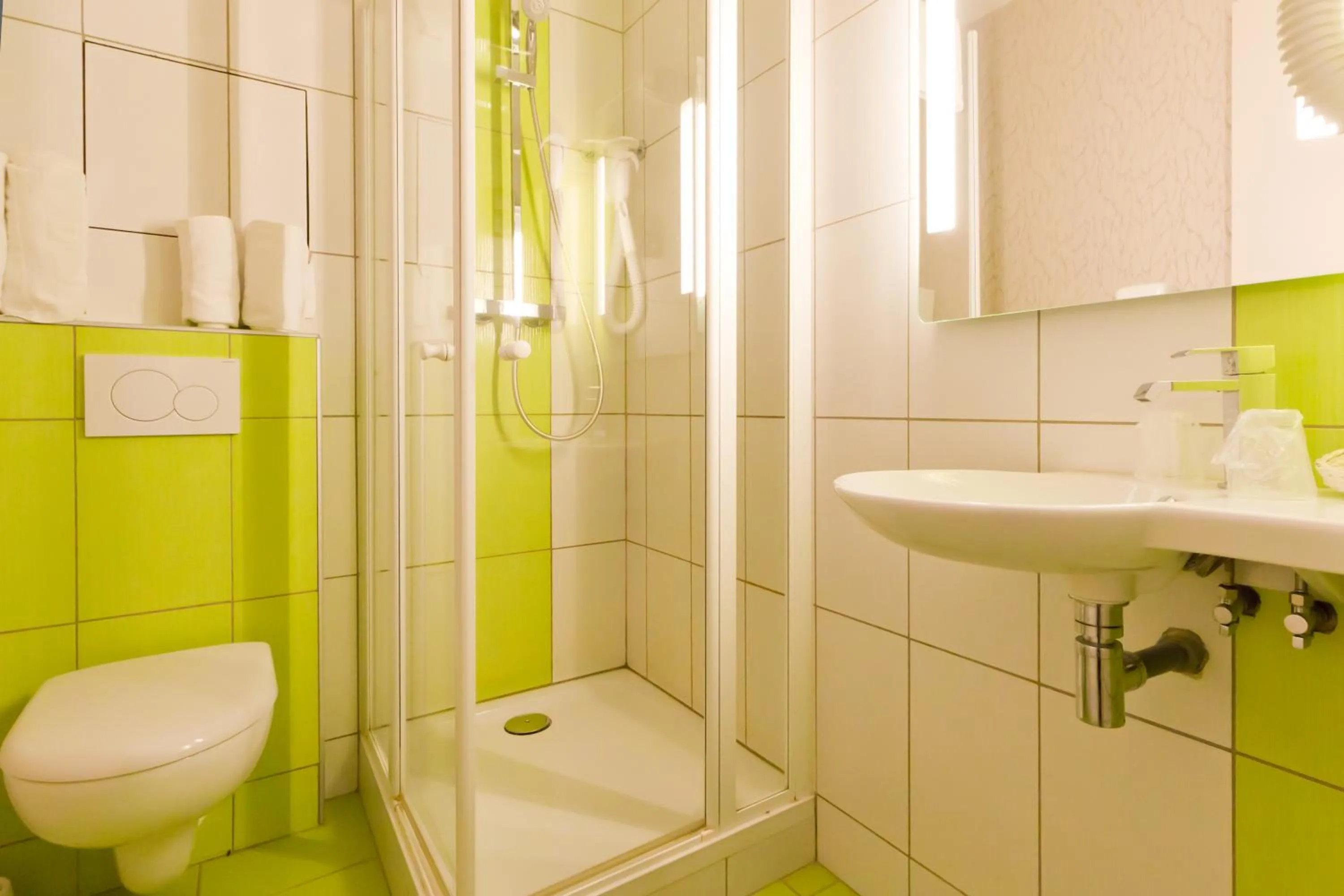 Shower in Logis Hôtel Restaurant Le Fruitier