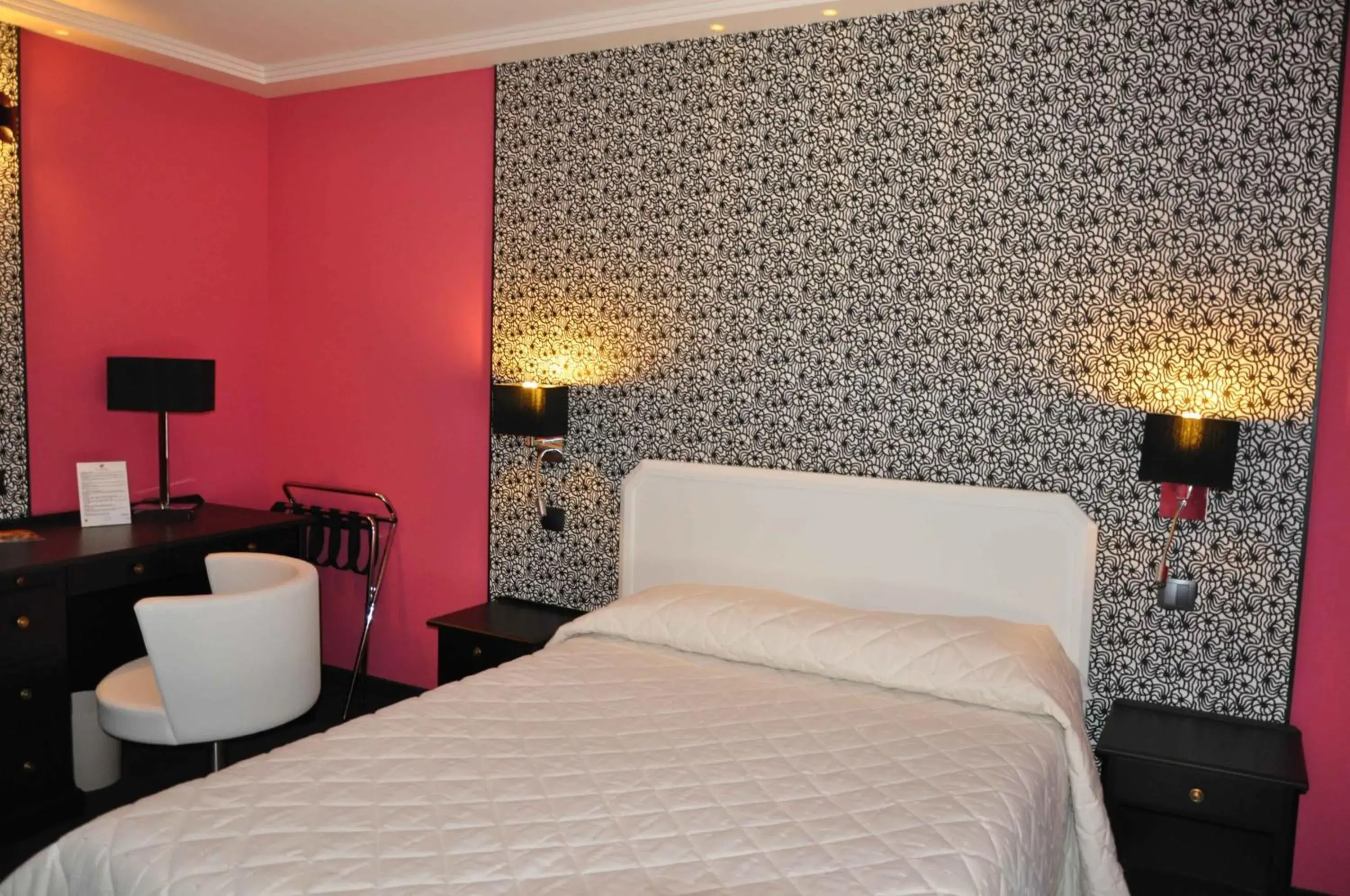 Bed in Logis Hôtel Restaurant Le Fruitier Bed in Logis Hôtel Restaurant Le Fruitier