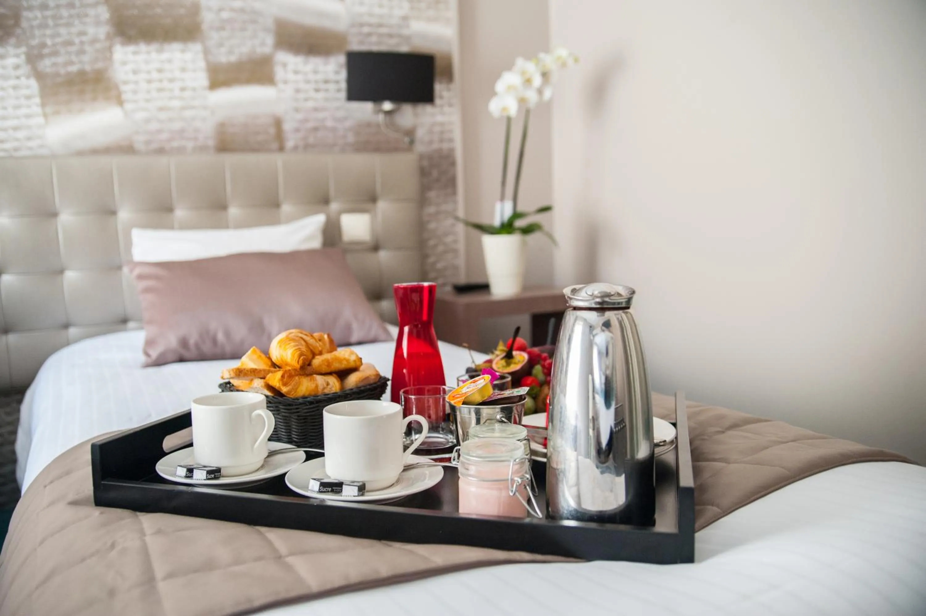 Coffee/tea facilities, Bed in Logis Hôtel Restaurant Le Fruitier