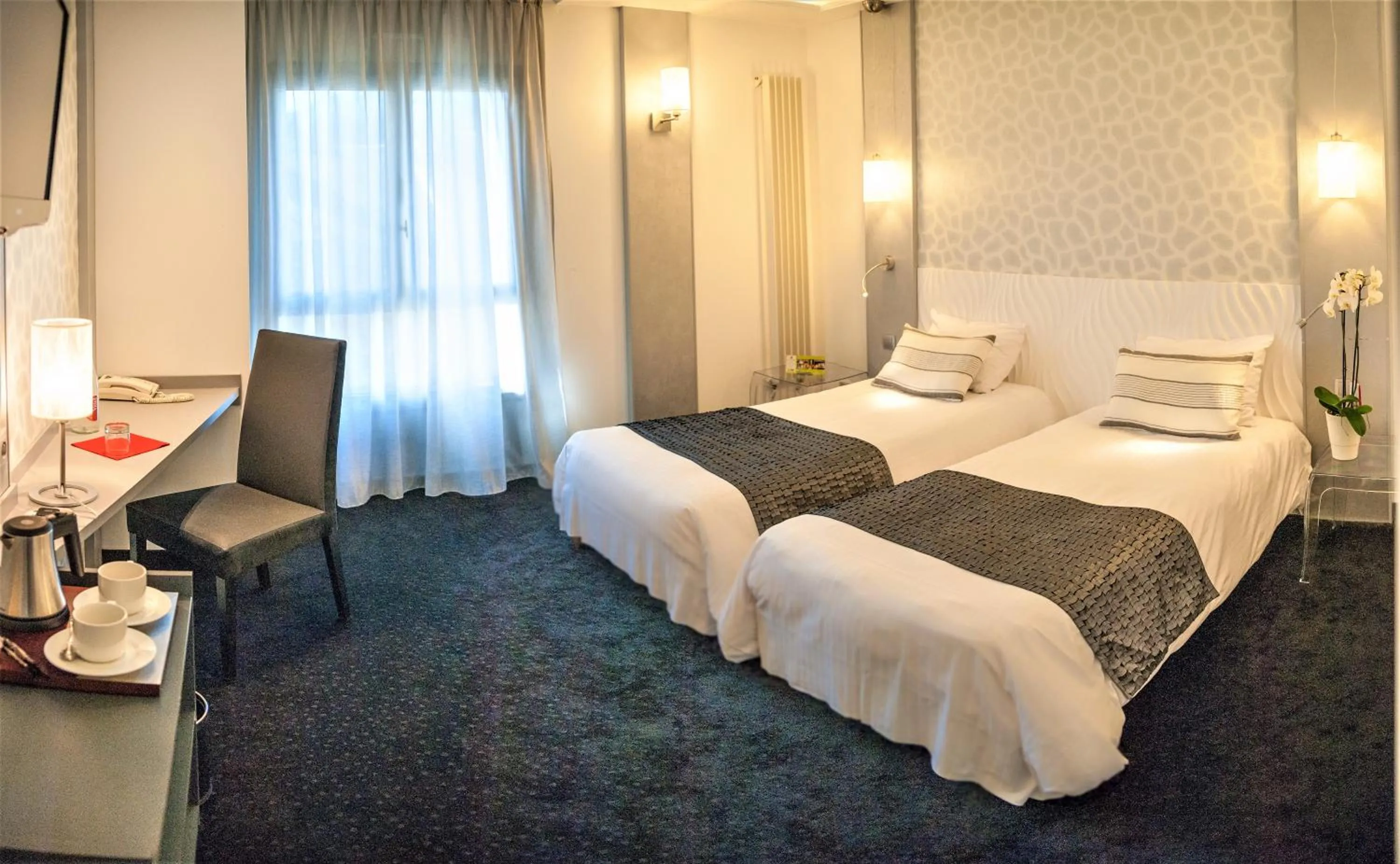 Bed in Logis Hôtel Restaurant Le Fruitier