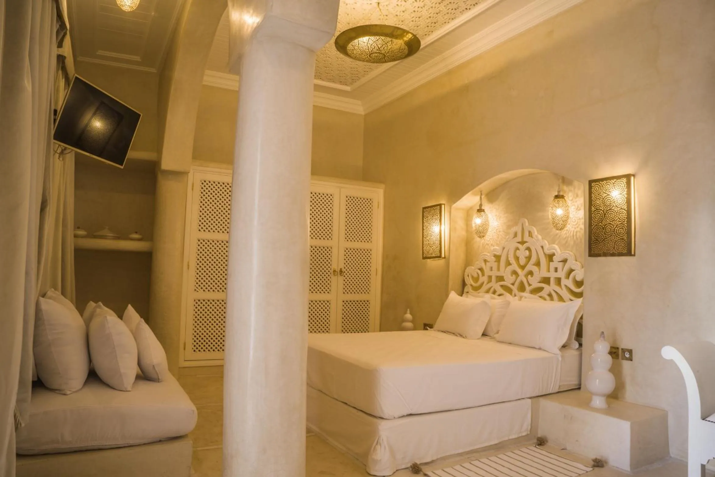 Shower, Bed in Riad Palais Blanc & Spa