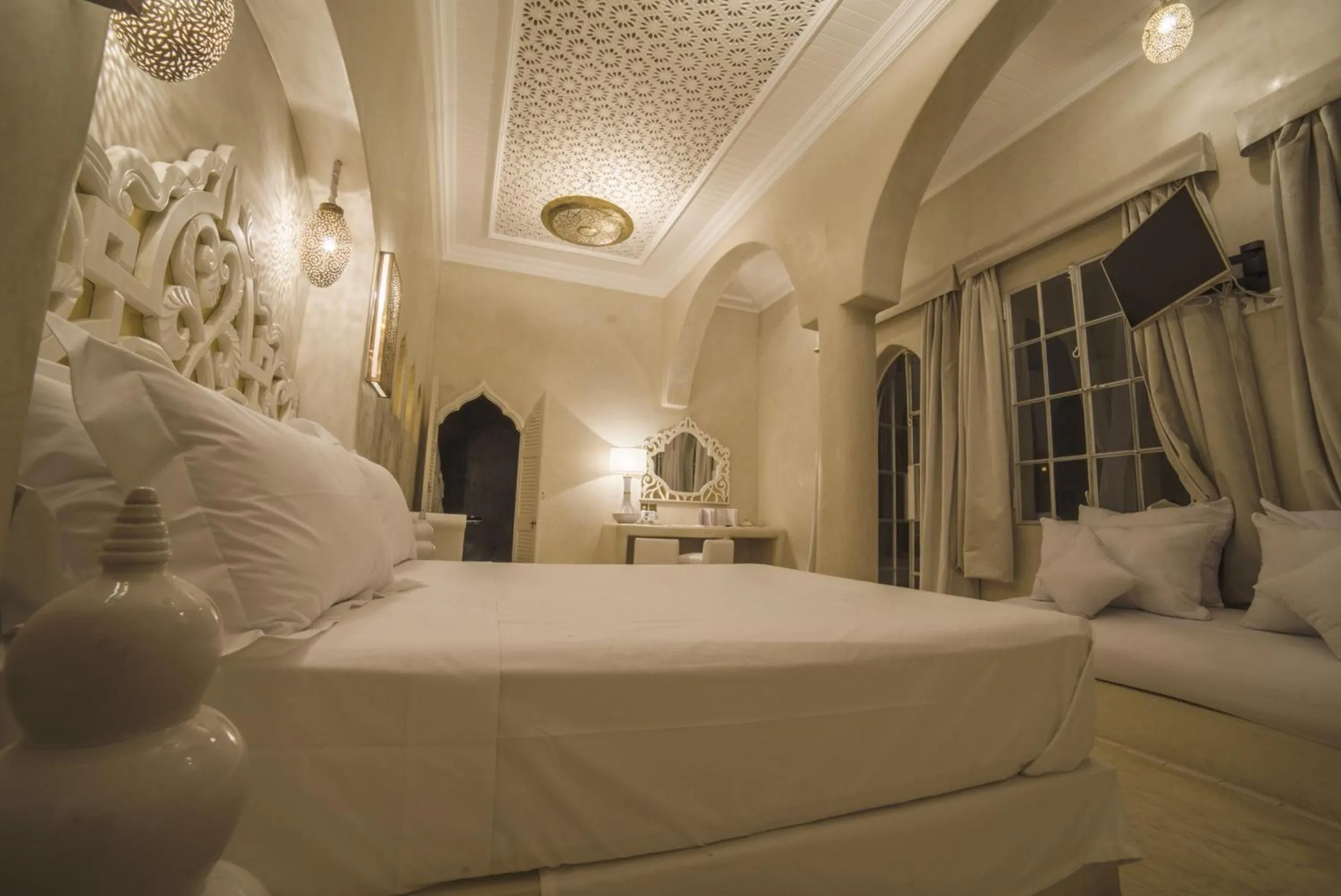 Shower, Bed in Riad Palais Blanc & Spa