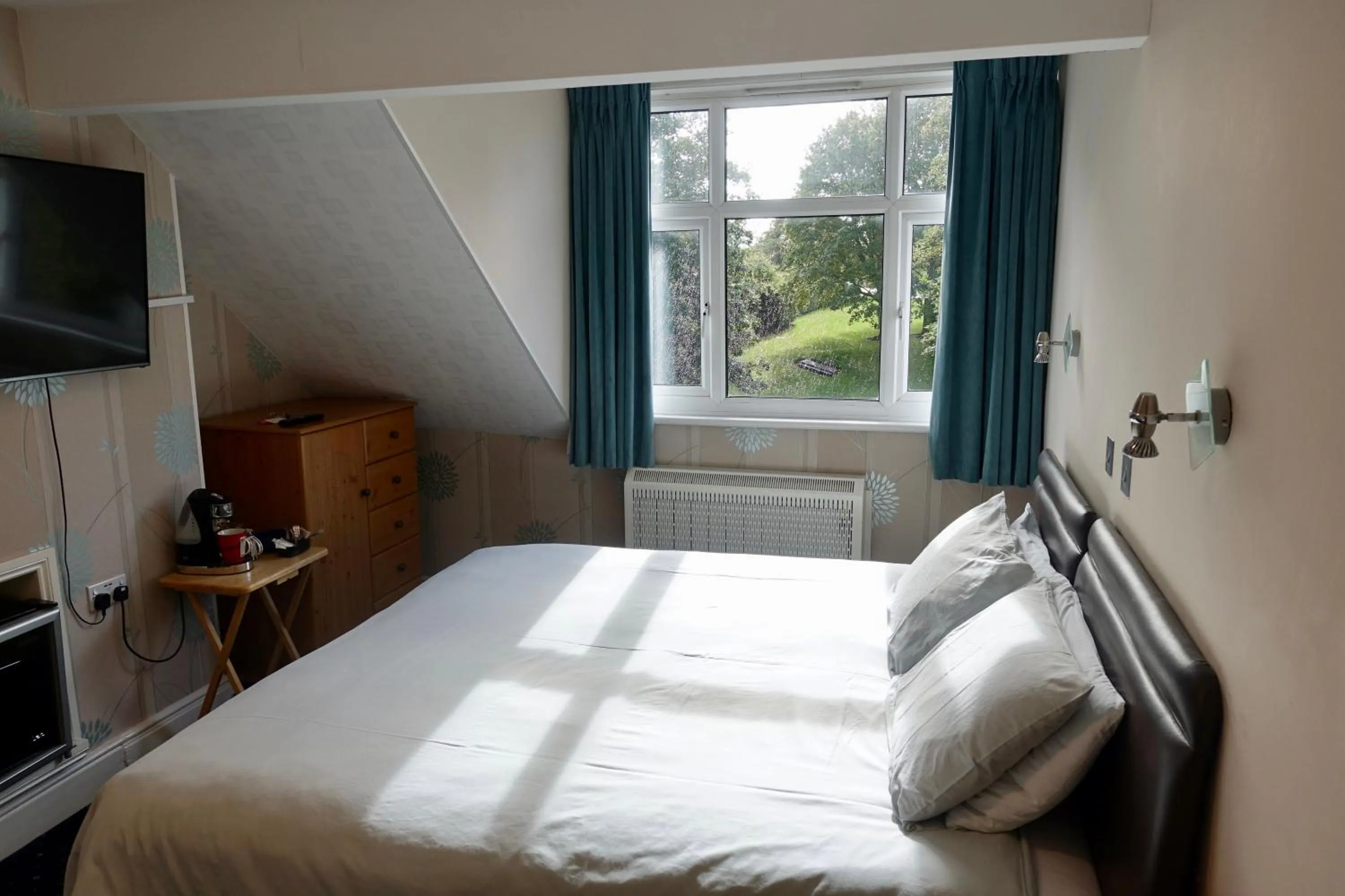 Bed in Abinger Guest House