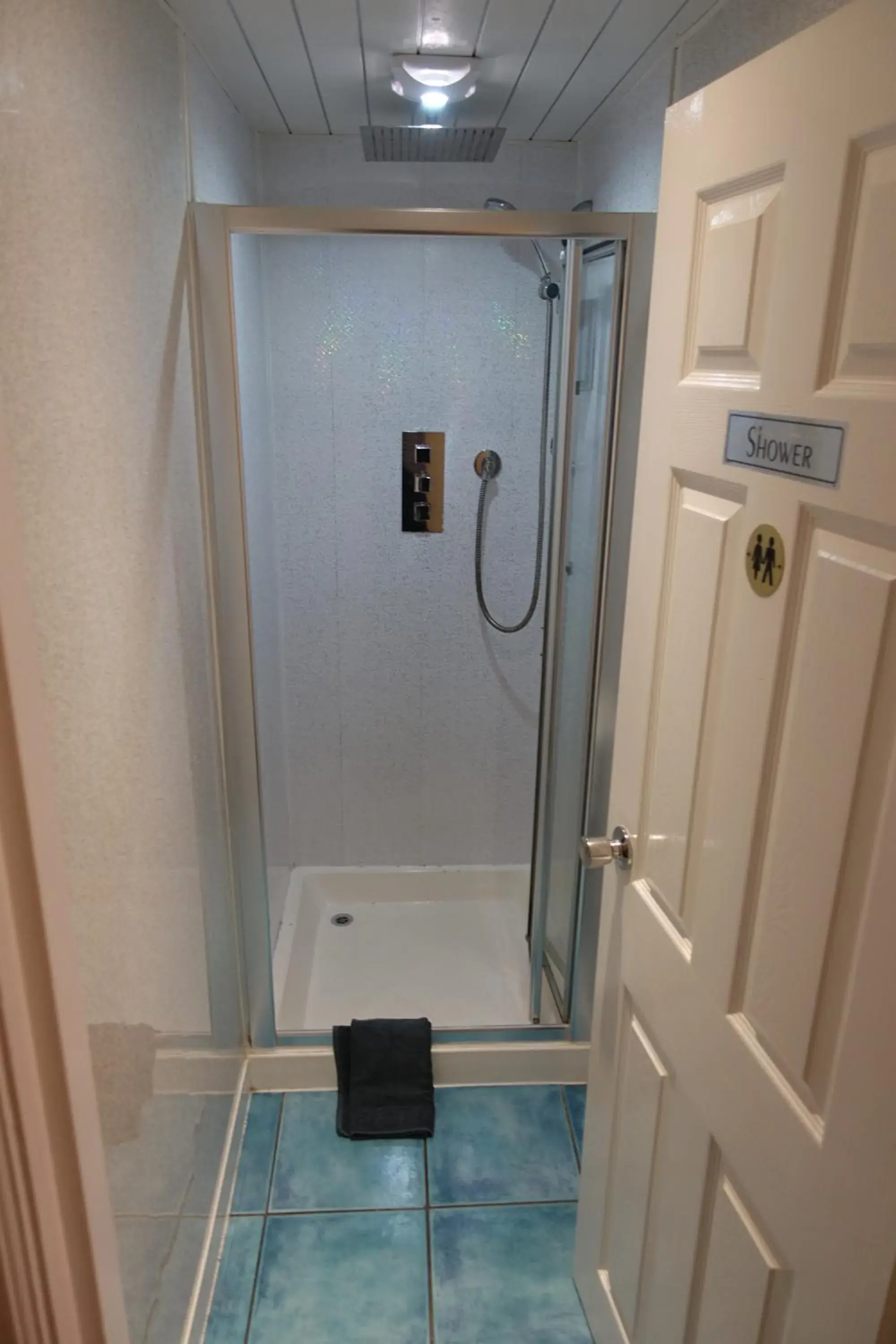 Triple Room with Shared Bathroom in Abinger Guest House Triple Room with Shared Bathroom in Abinger Guest House