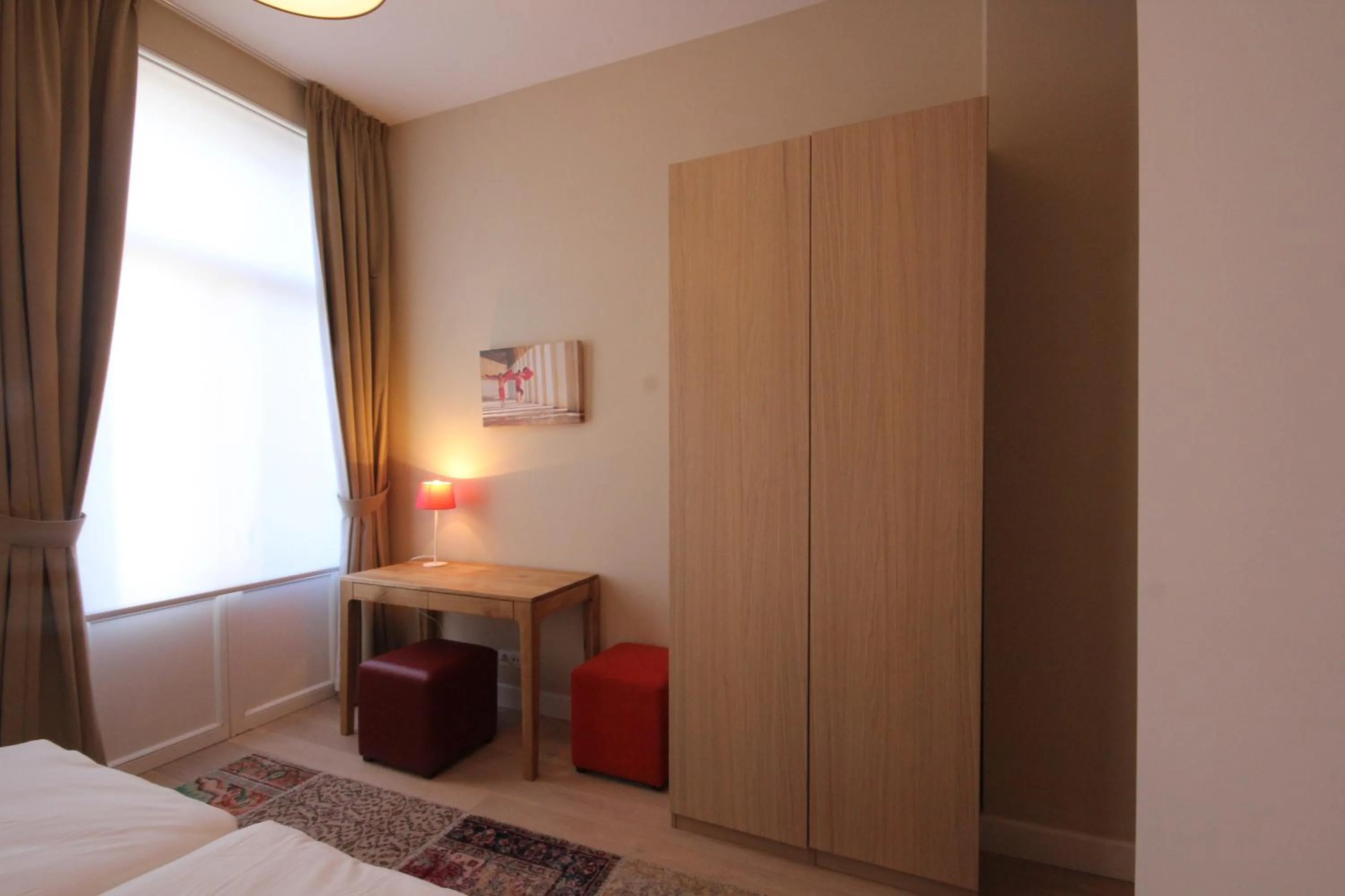 Seating area, Bed in Hooome