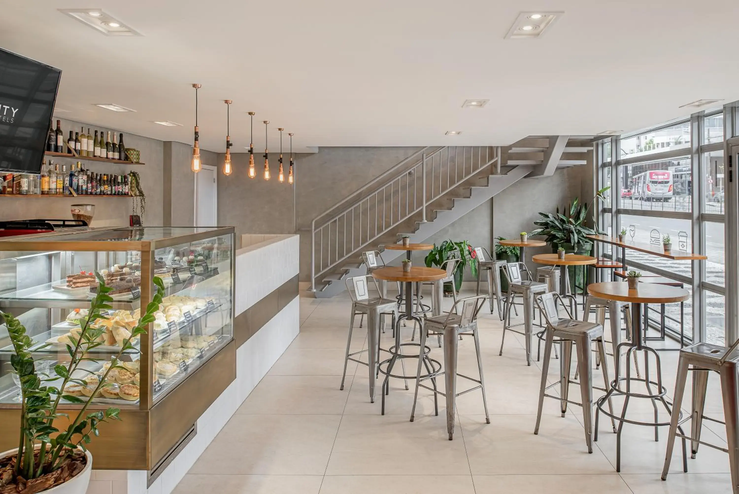 Lounge or bar in Intercity Curitiba Centro Cívico Lounge or bar in Intercity Curitiba Centro Cívico