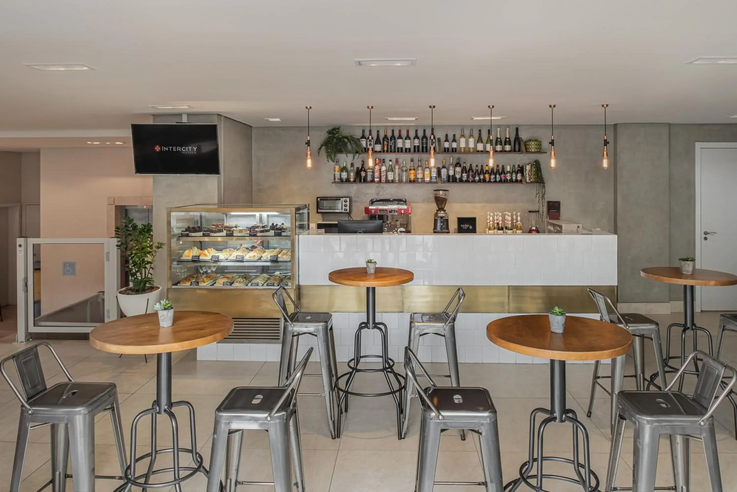 Lounge or bar in Intercity Curitiba Centro Cívico Lounge or bar in Intercity Curitiba Centro Cívico