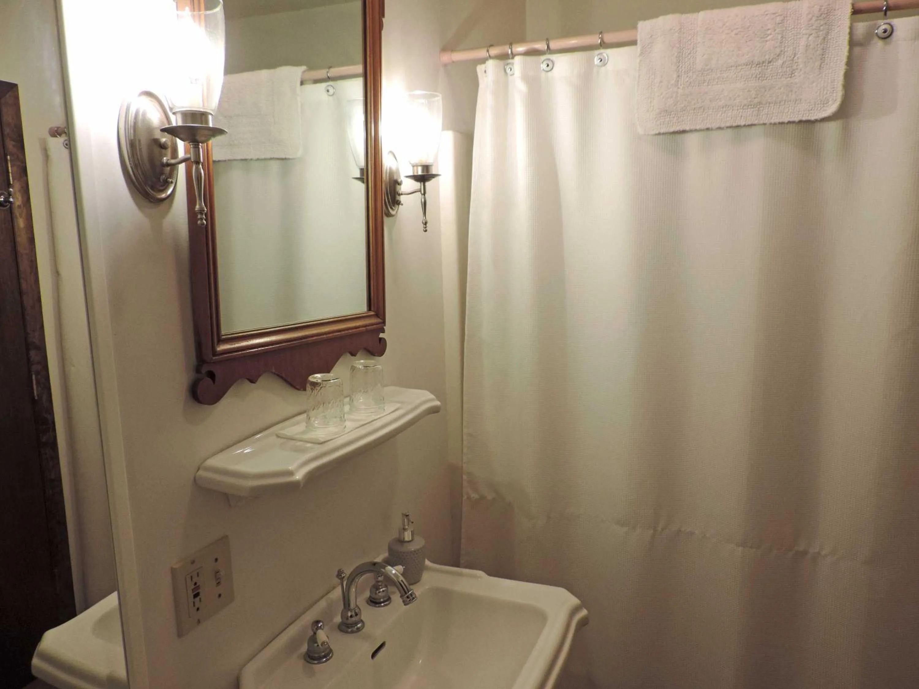 Bathroom in Gettysburg Battlefield Bed & Breakfast Inn