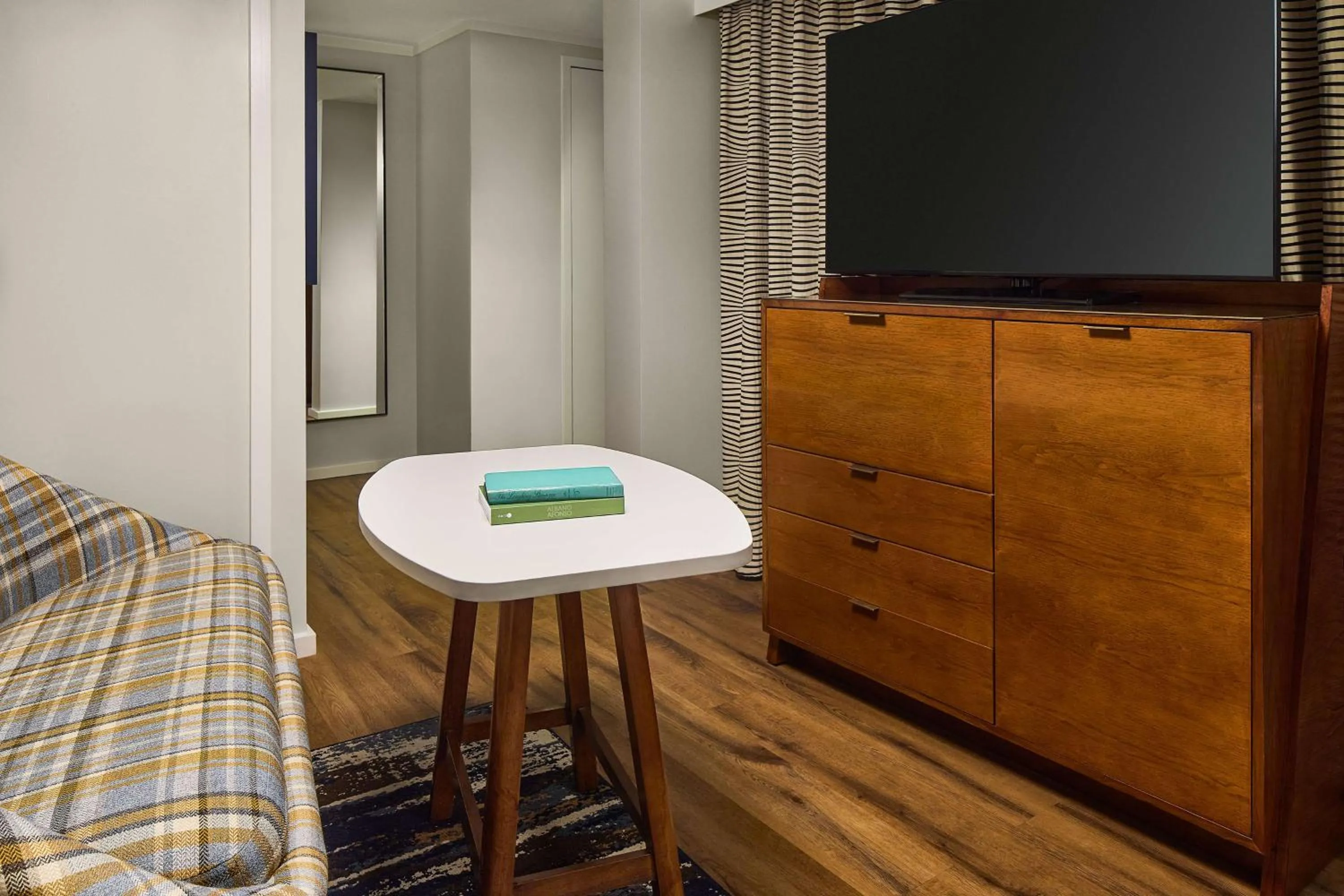 Living room in The Bankers Alley Hotel Nashville, Tapestry Collection by Hilton