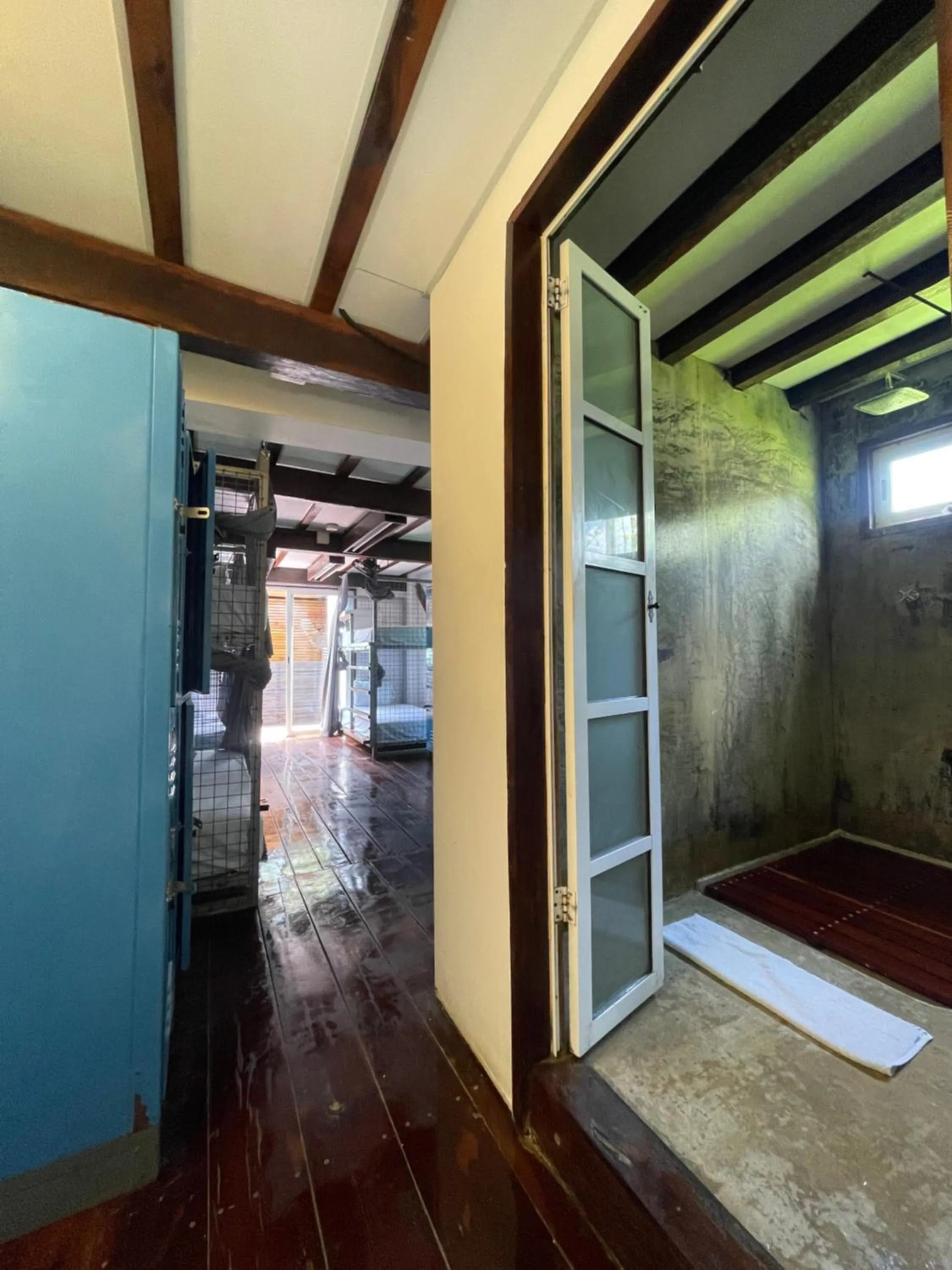 Shower in The Yak Lake House - Hostal Bacalar