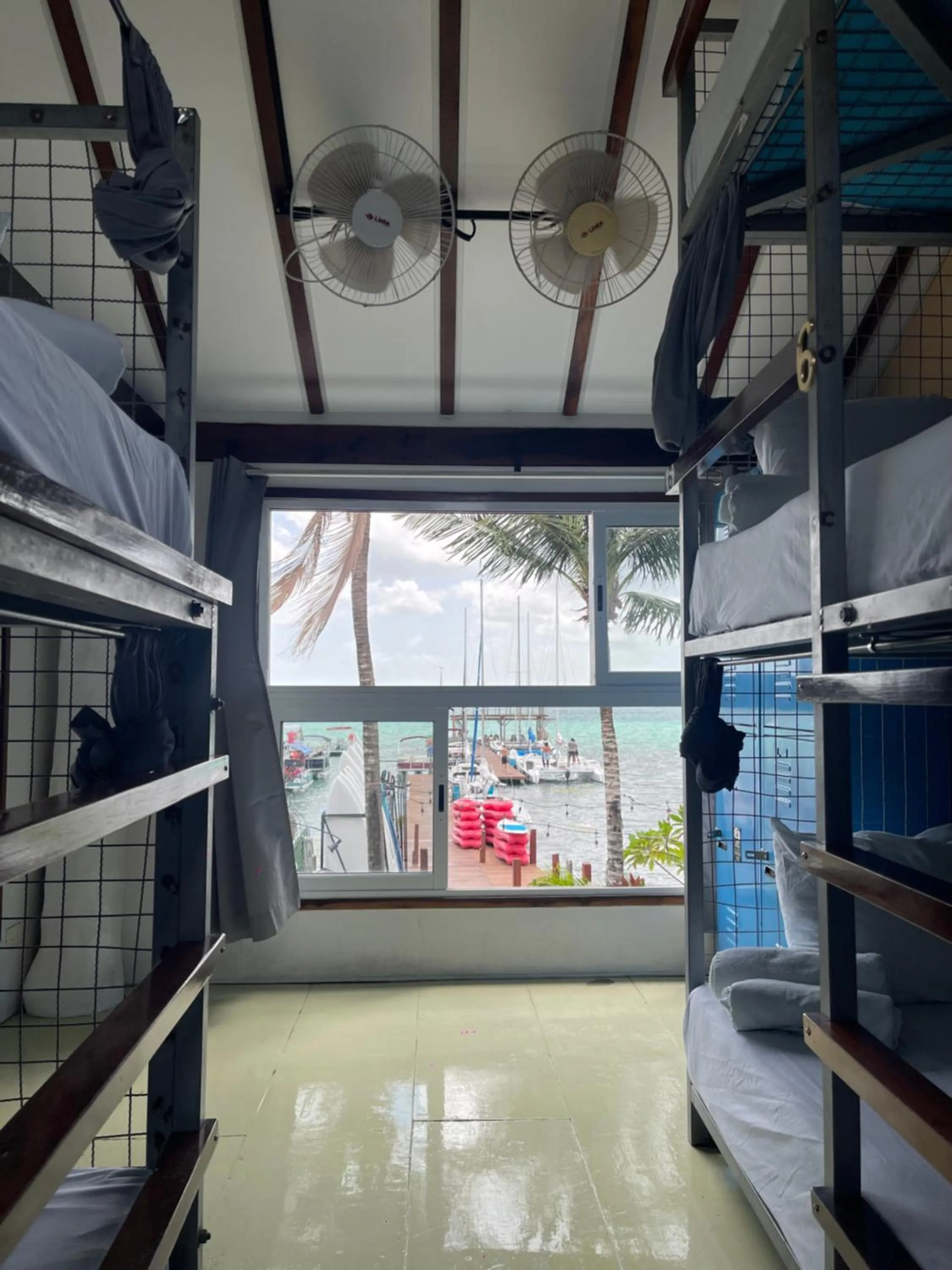 Photo of the whole room, Bed in The Yak Lake House - Hostal Bacalar