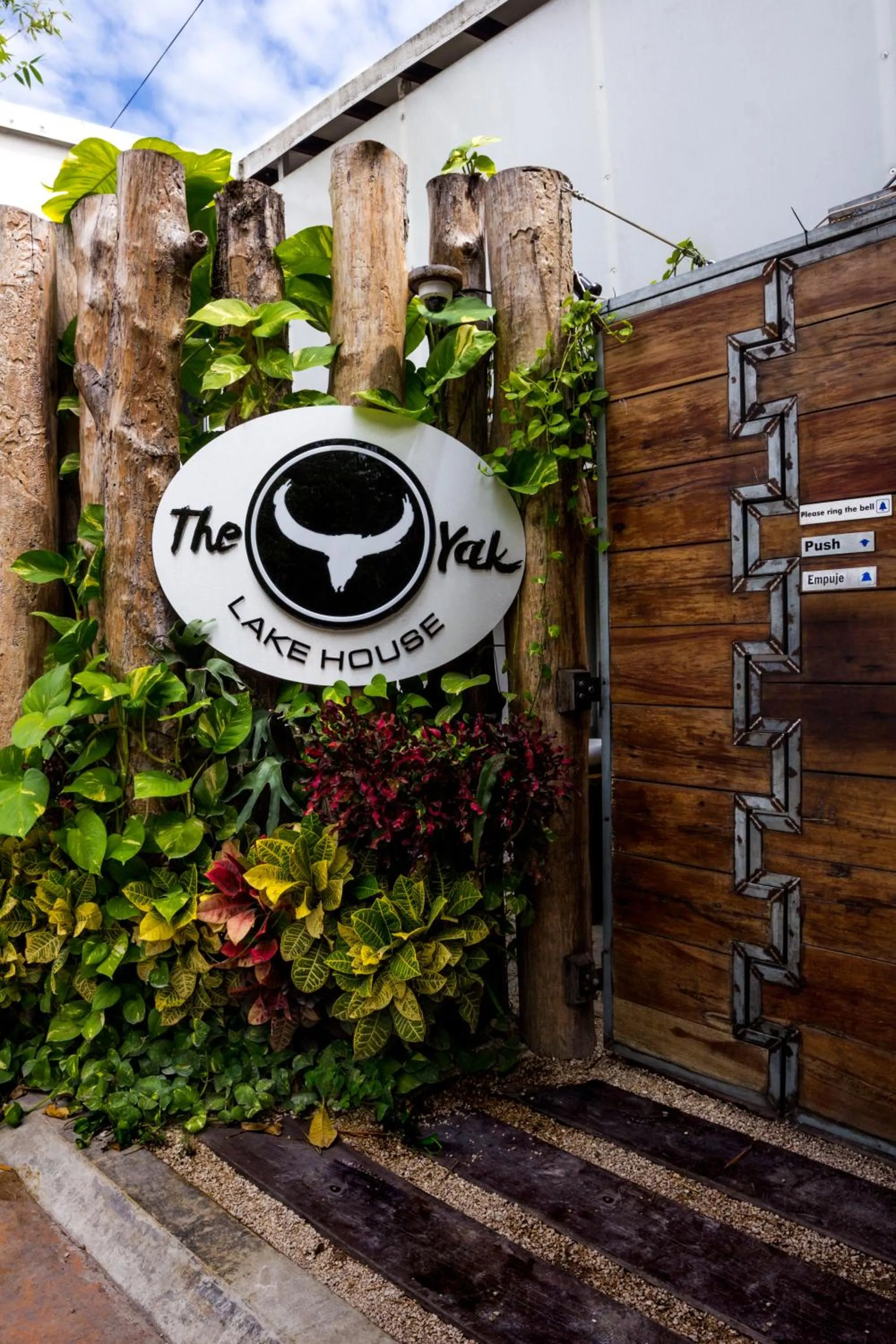 Facade/entrance in The Yak Lake House - Hostal Bacalar