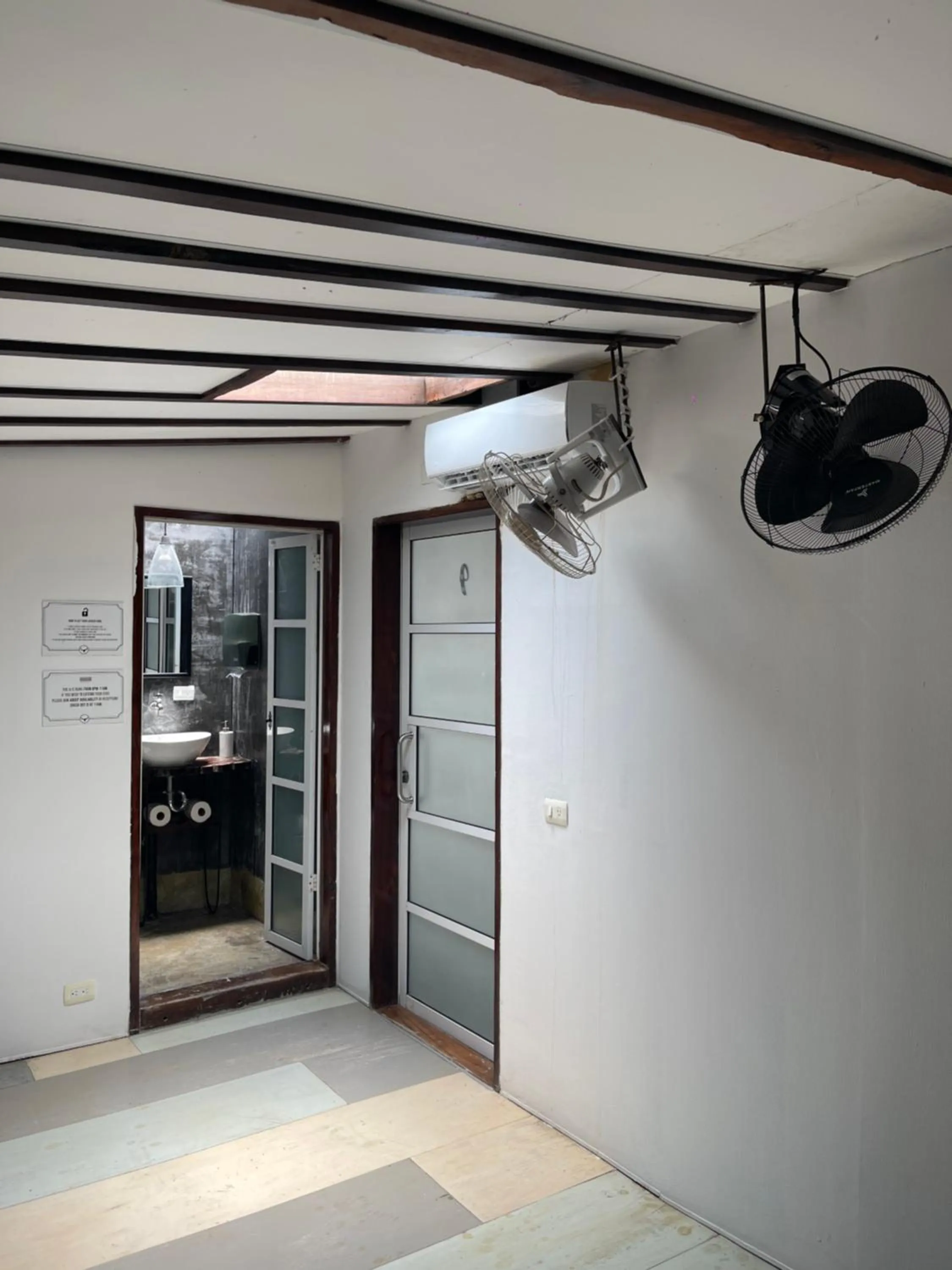 Shower in The Yak Lake House - Hostal Bacalar