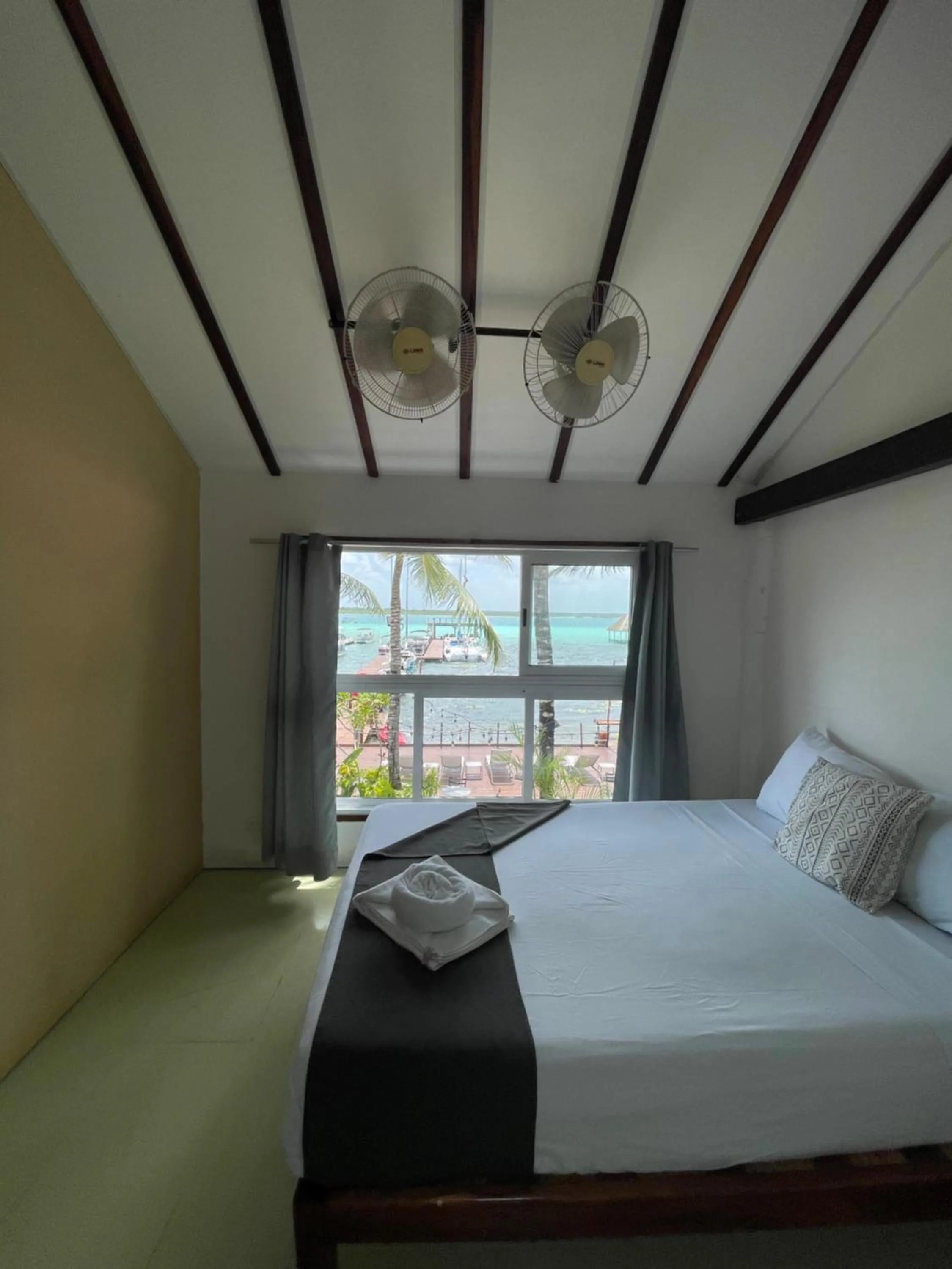 Photo of the whole room, Bed in The Yak Lake House - Hostal Bacalar