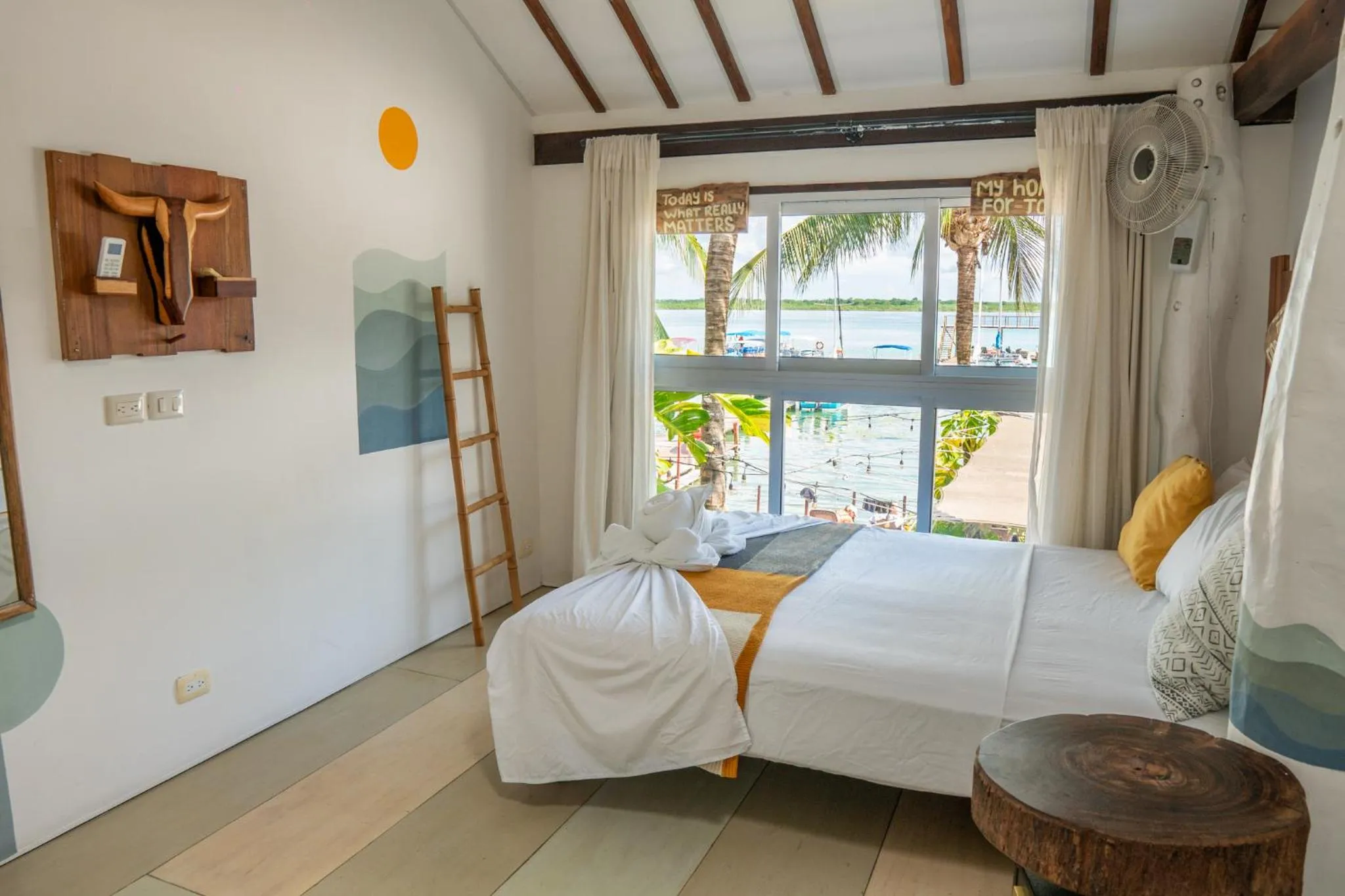 Photo of the whole room, Bed in The Yak Lake House - Hostal Bacalar