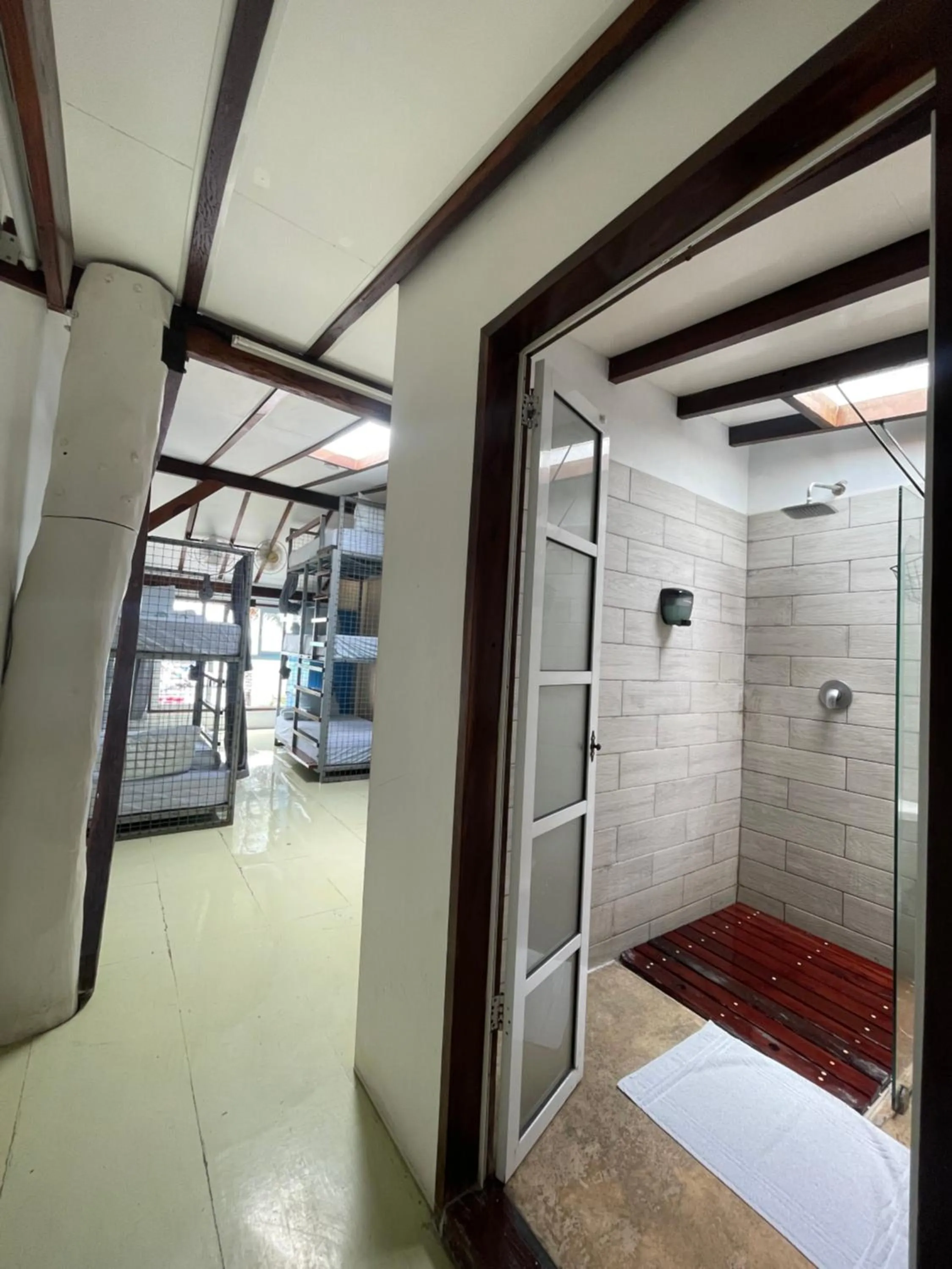 Shower in The Yak Lake House - Hostal Bacalar
