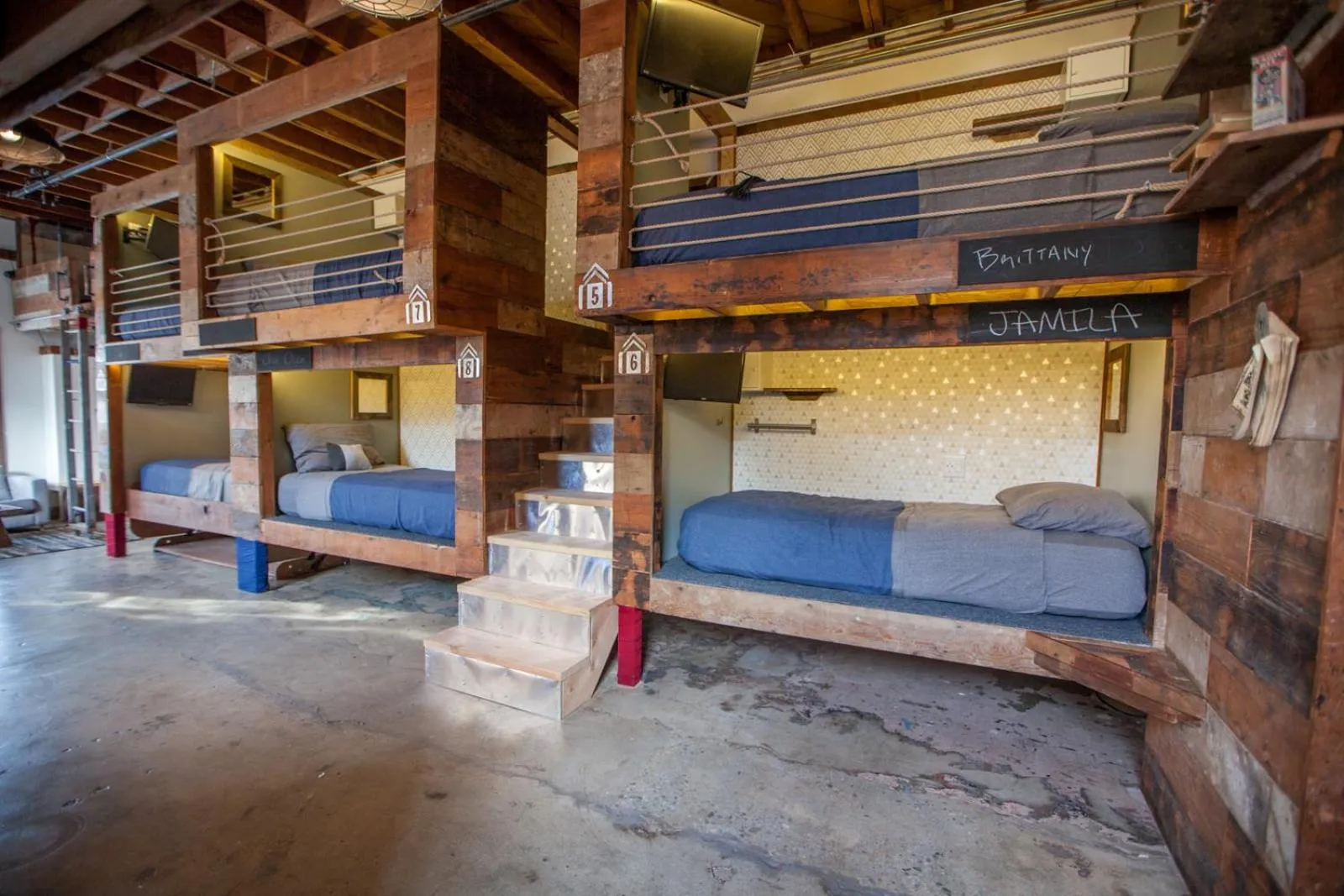 Photo of the whole room in PodShare East Hollywood