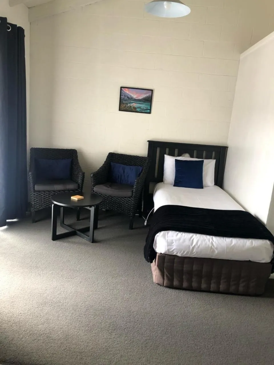 Living room, Bed in Rosetown Motel