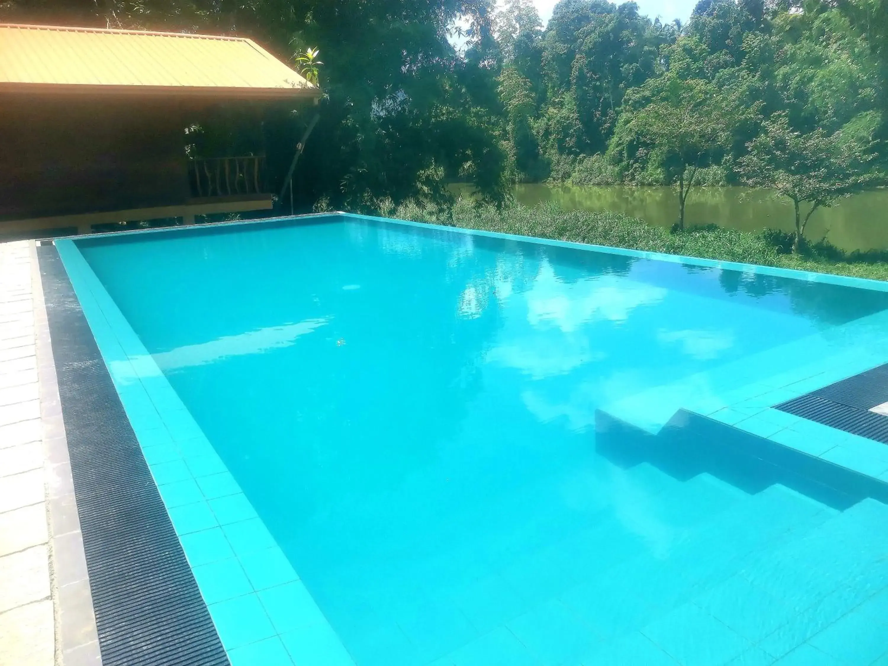 Swimming pool in Kandy Cabana Swimming pool in Kandy Cabana