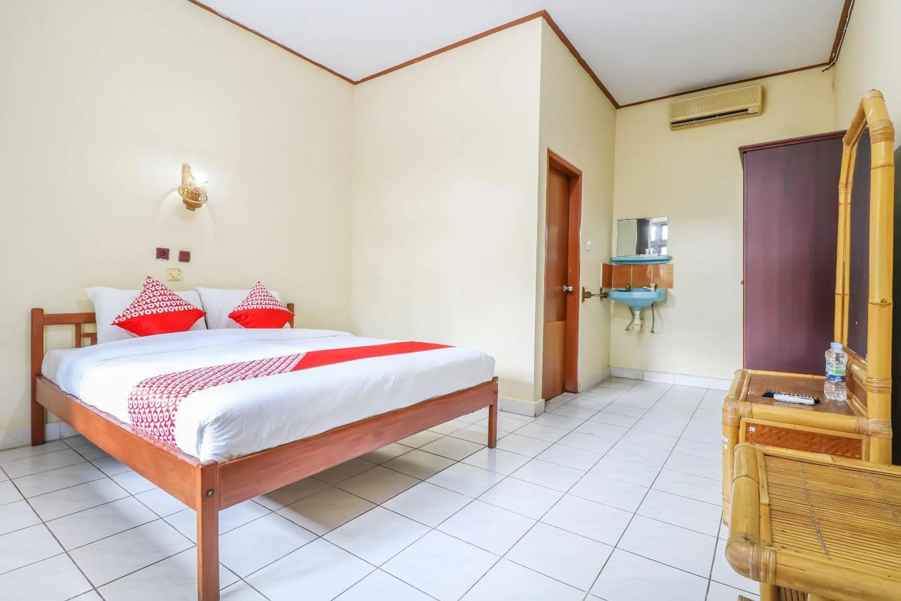 Bedroom in Super OYO 1654 Maha Bharata Kuta Inn