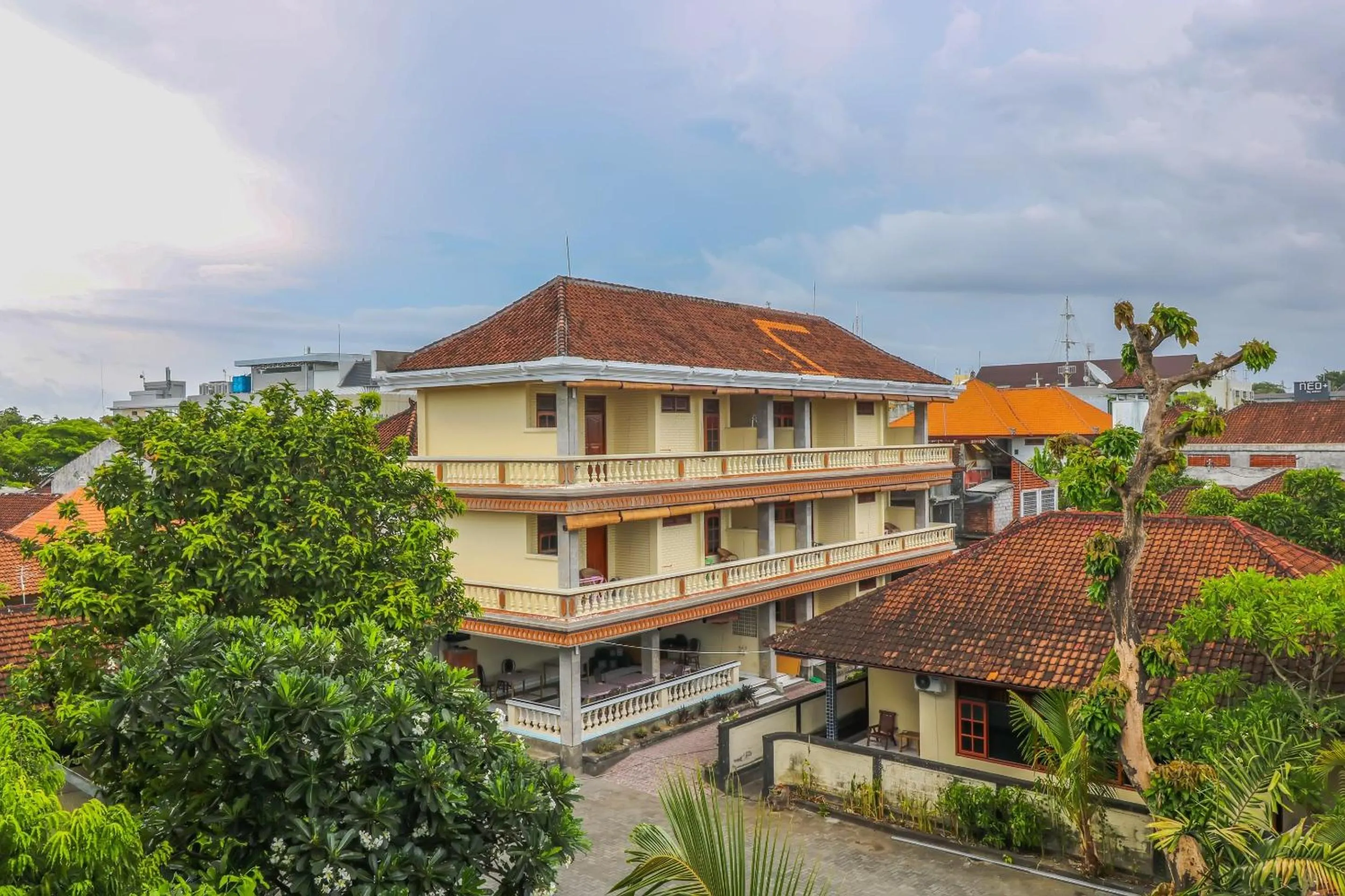 Facade/entrance in Super OYO 1654 Maha Bharata Kuta Inn