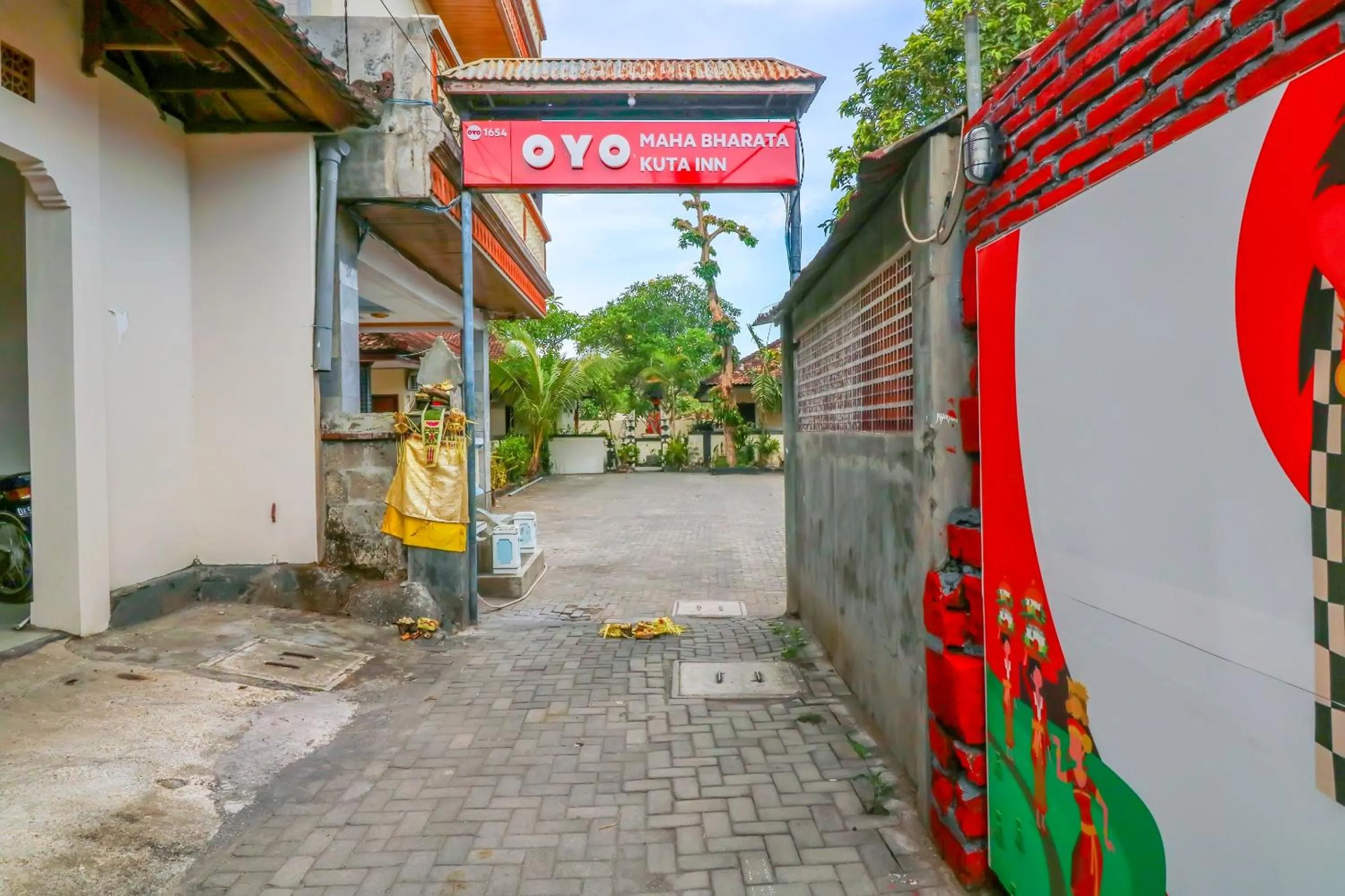 Facade/entrance in Super OYO 1654 Maha Bharata Kuta Inn