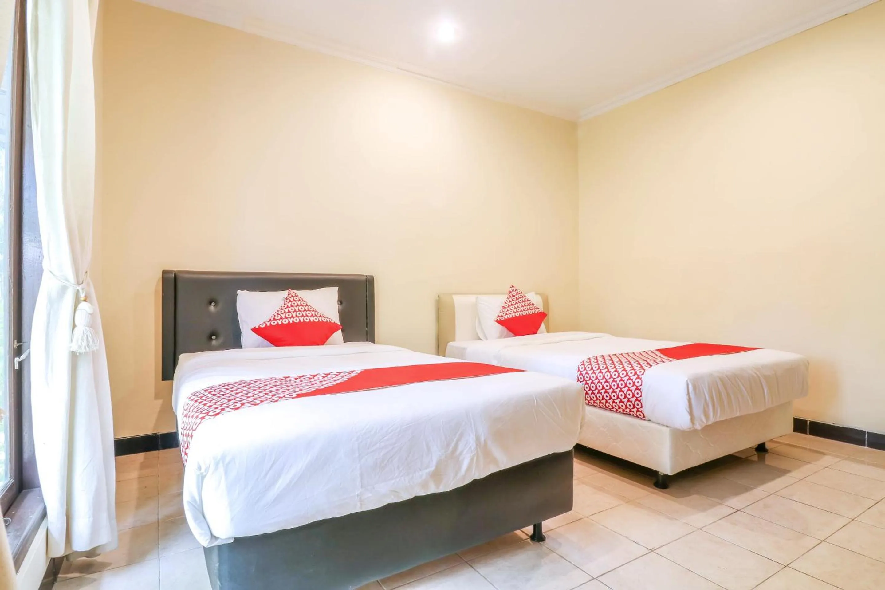 Bedroom in Super OYO 1654 Maha Bharata Kuta Inn