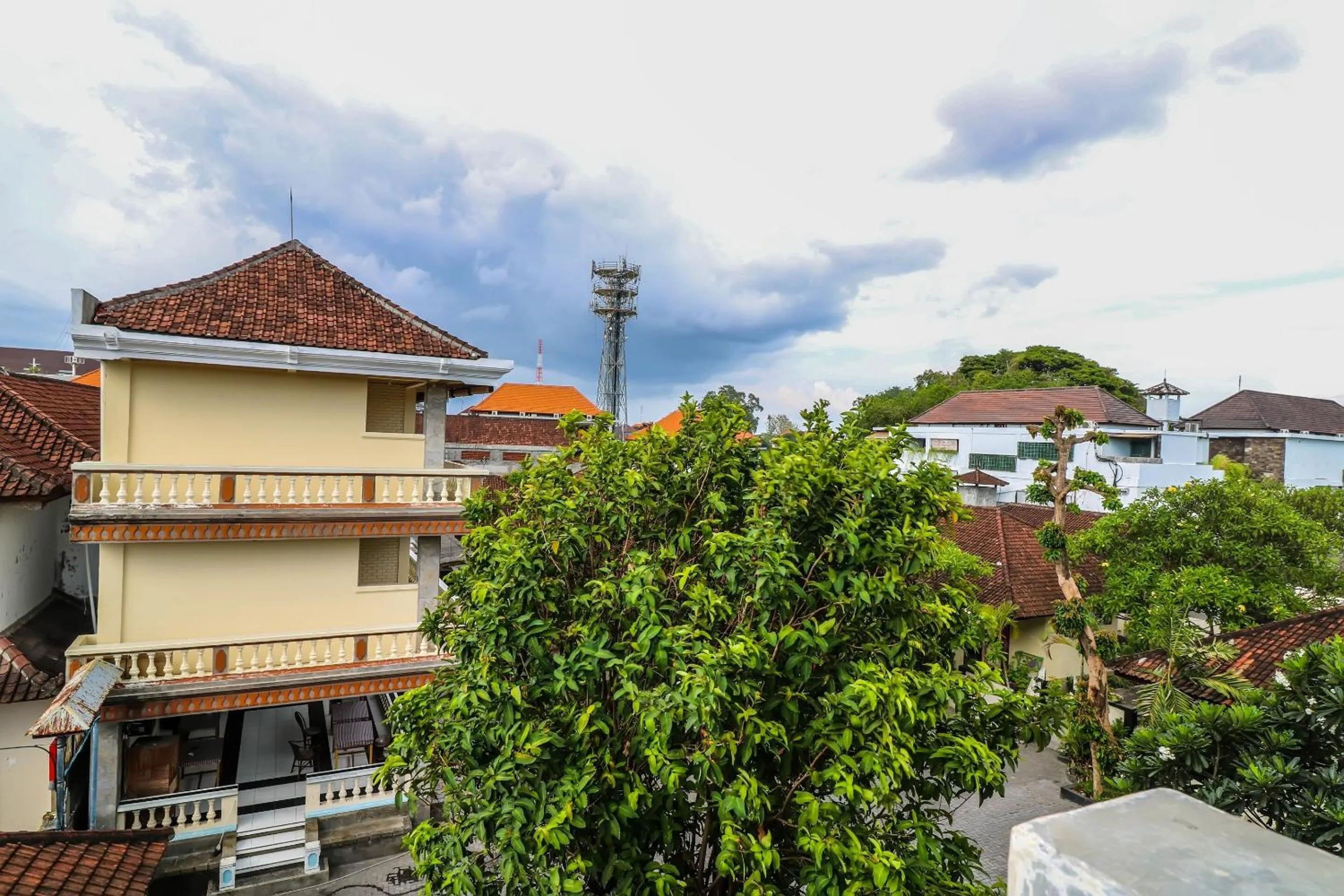 Facade/entrance in Super OYO 1654 Maha Bharata Kuta Inn