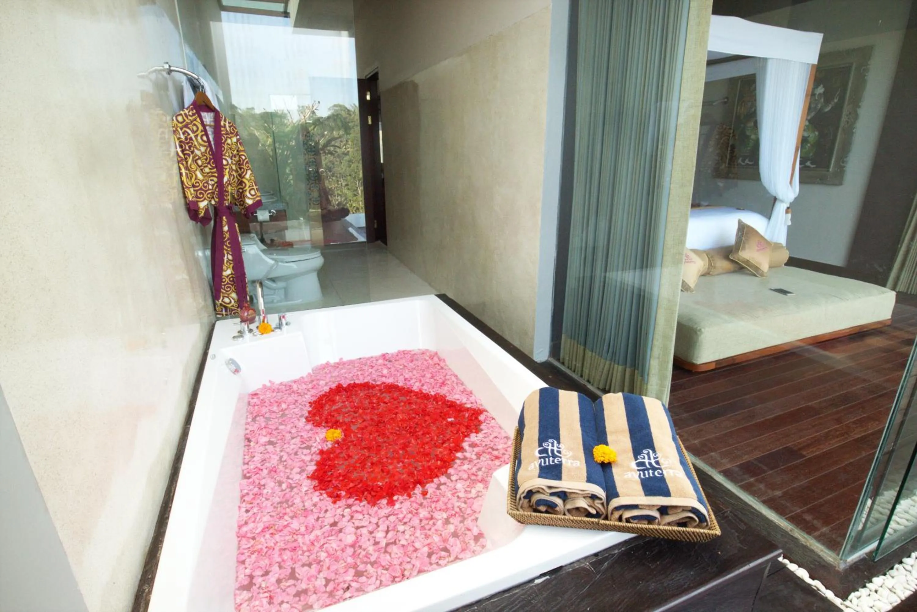 Bathroom, Bed in Ayuterra Resort