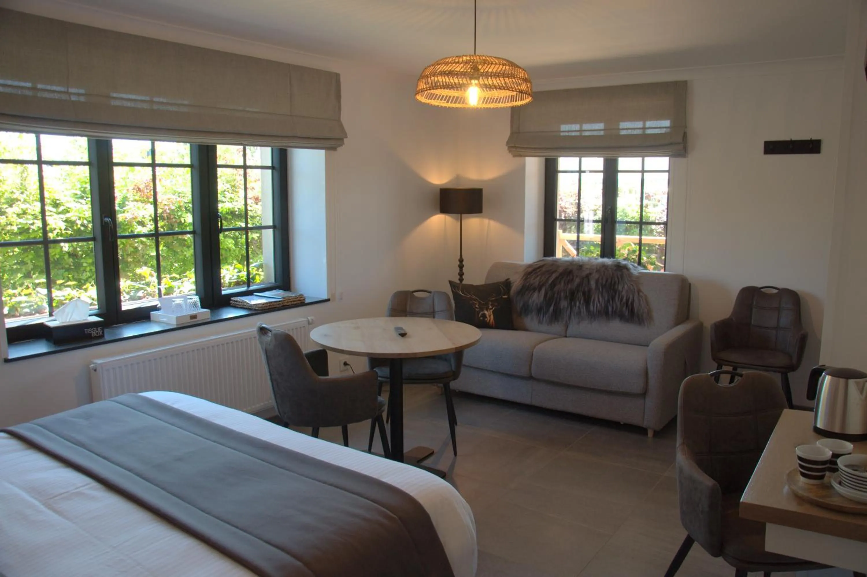 Seating area, Bed in Auberge la Hutte Lurette