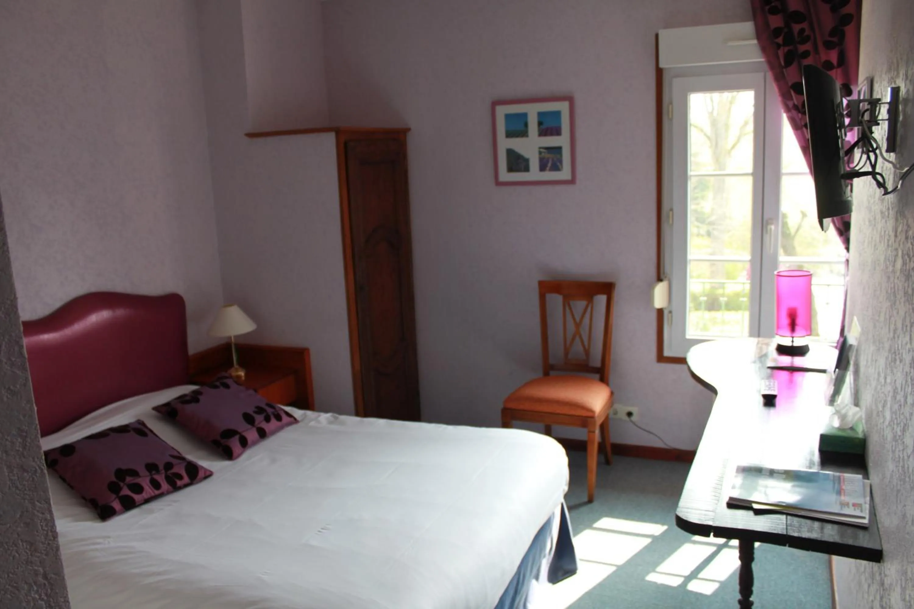 Photo of the whole room, Bed in Le Clos De Mutigny