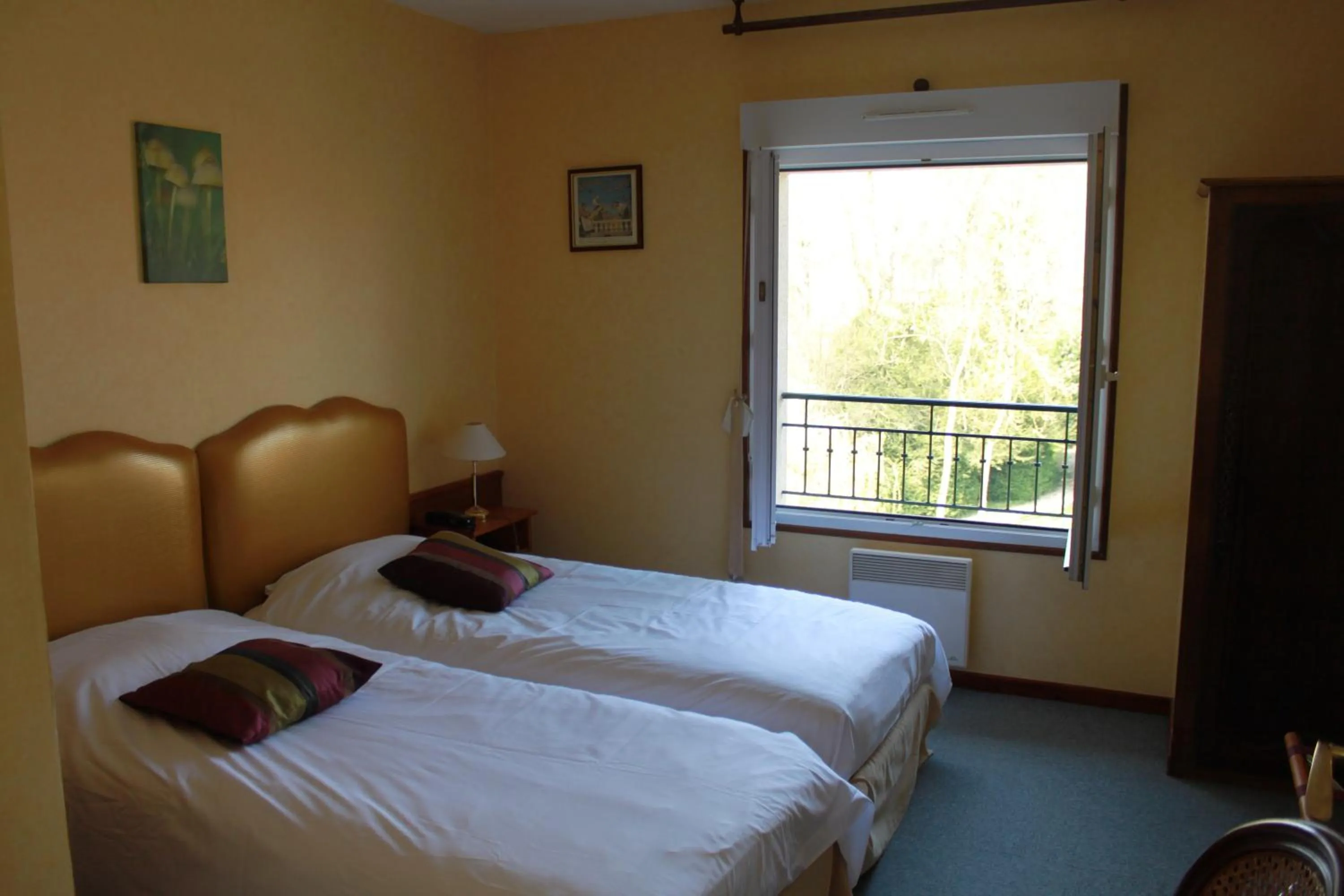 Photo of the whole room, Bed in Le Clos De Mutigny