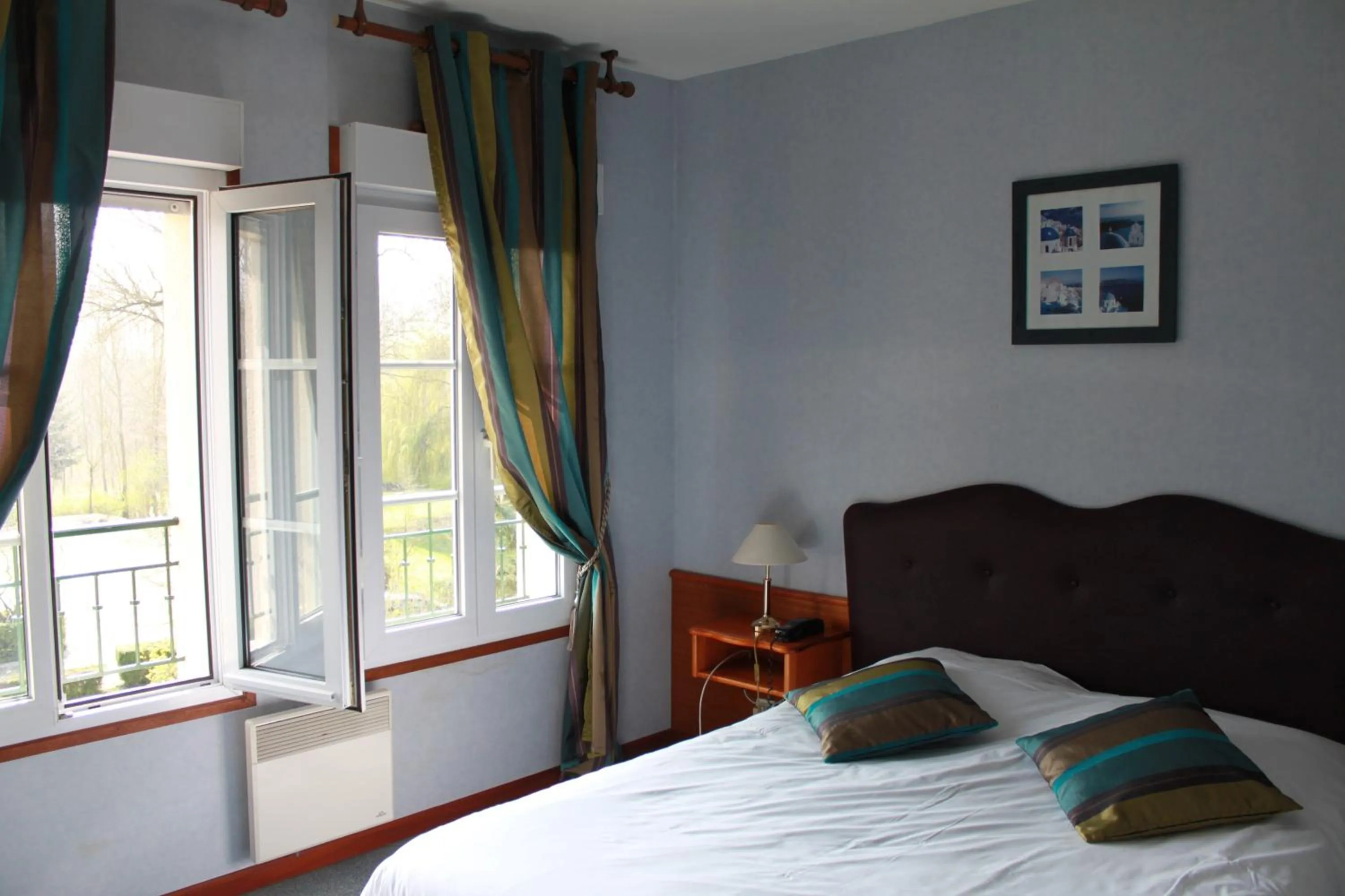 Photo of the whole room, Bed in Le Clos De Mutigny