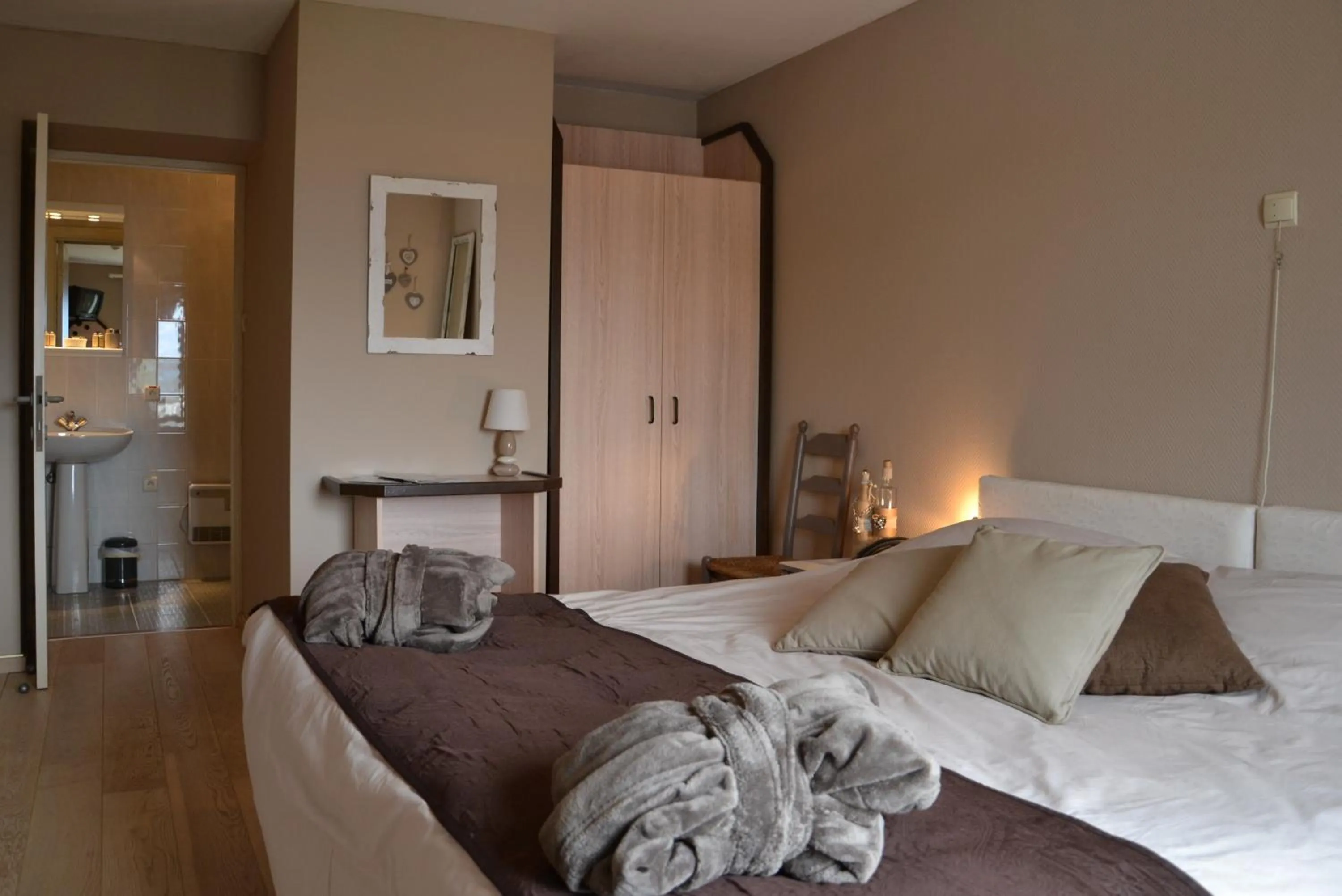 Photo of the whole room, Bed in Auberge Le Relais