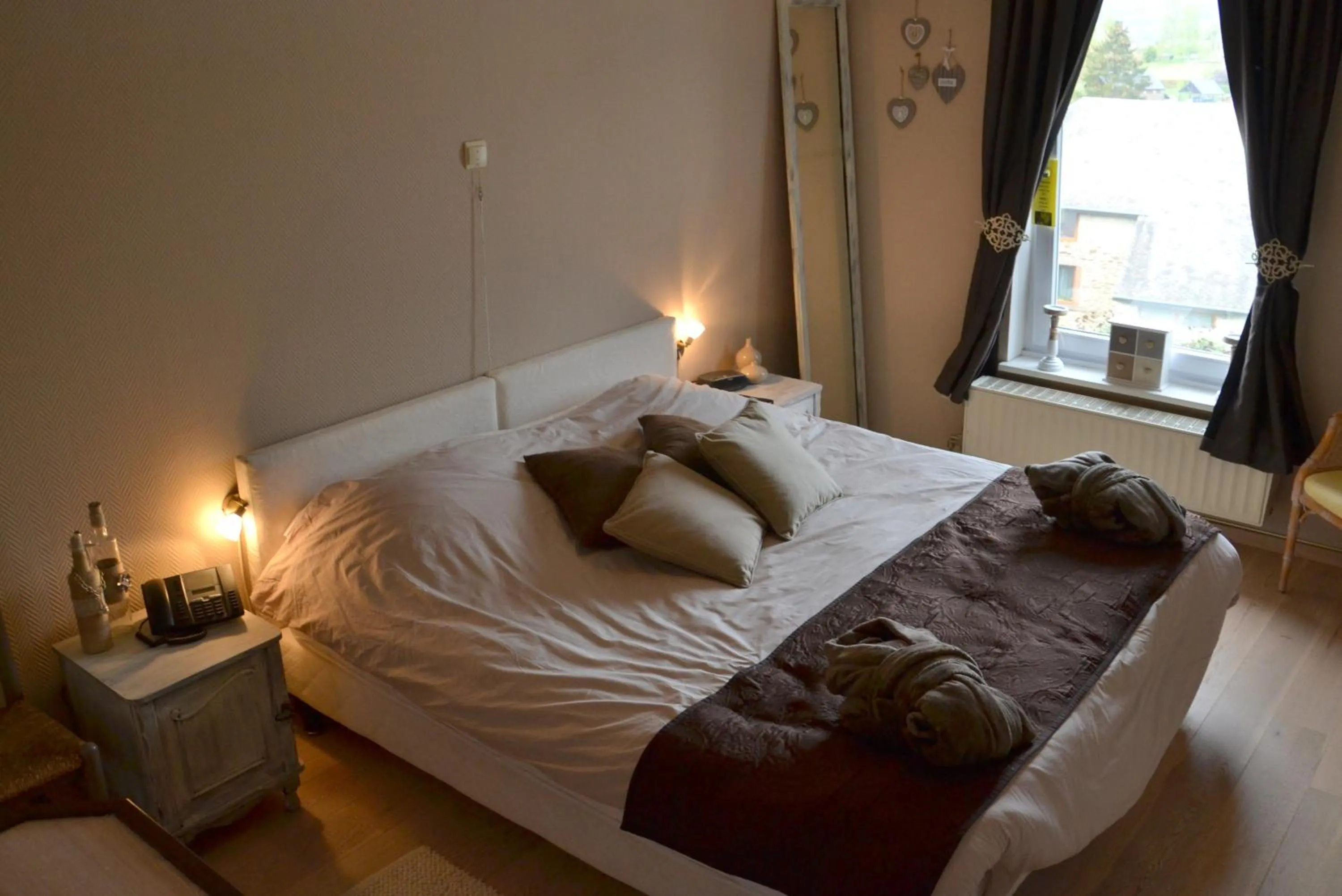 Shower, Bed in Auberge Le Relais