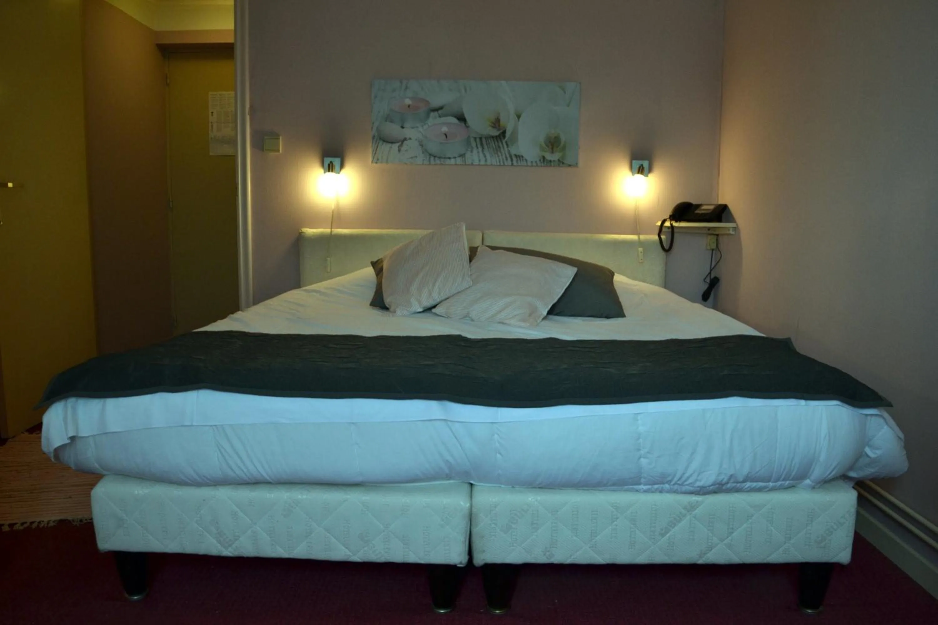 Bedroom, Bed in Auberge Le Relais