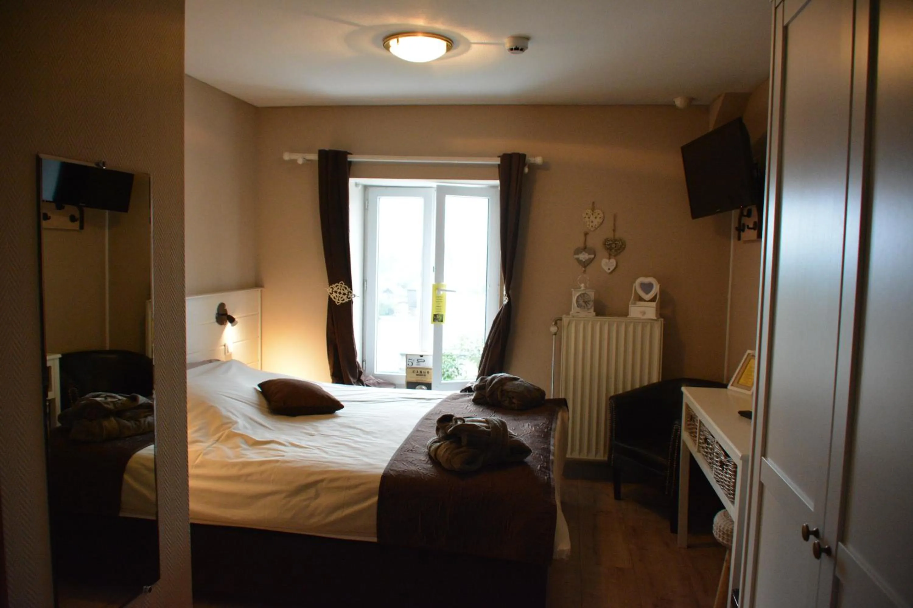 Photo of the whole room, Bed in Auberge Le Relais