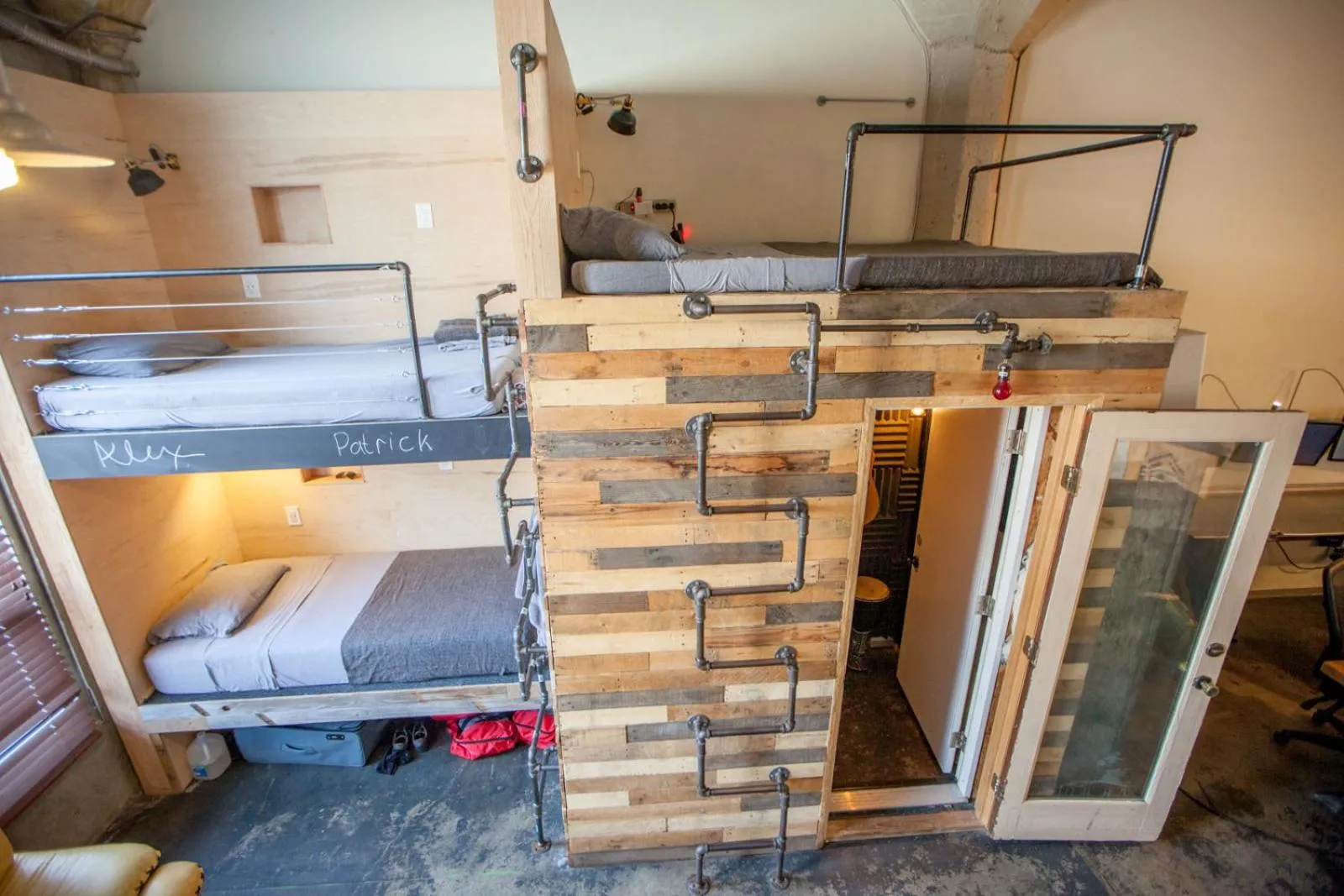 Bed in PodShare Hollywood