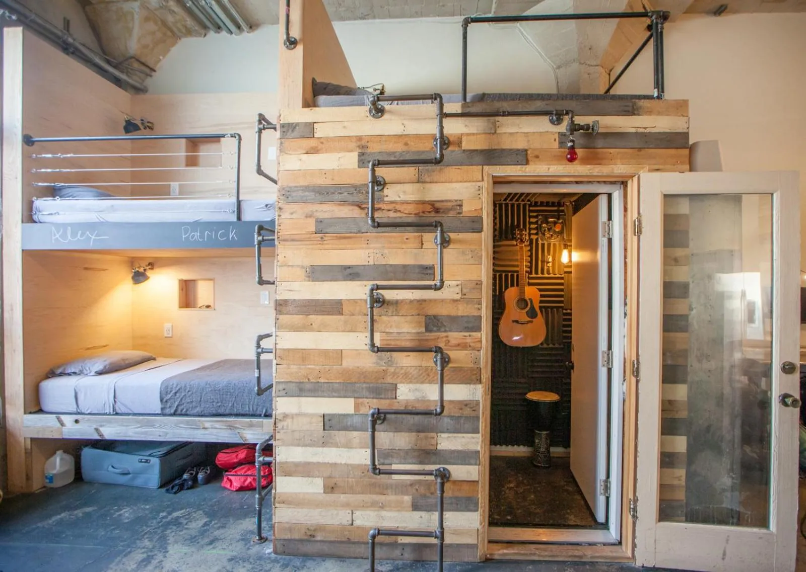 Bed in PodShare Hollywood