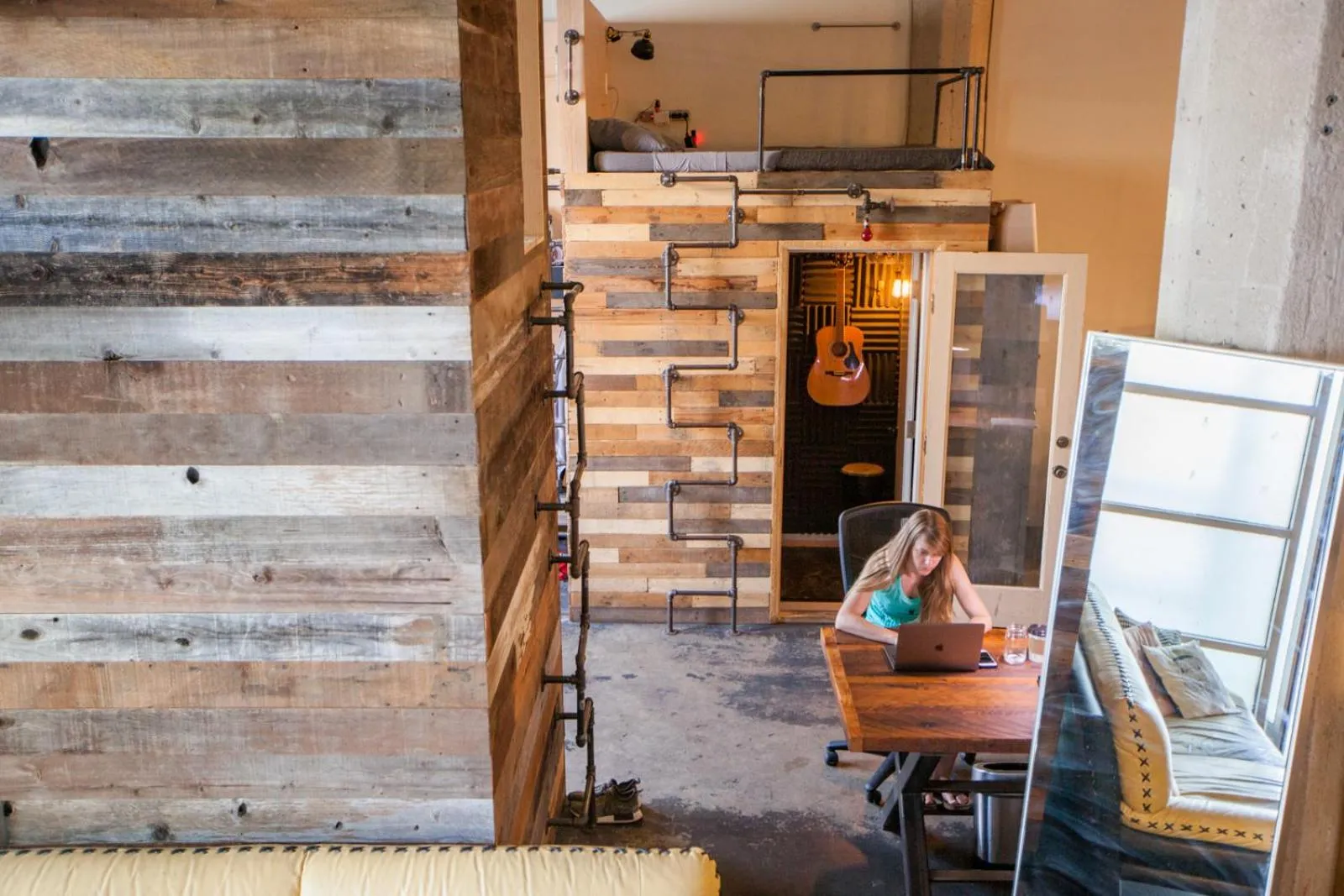 Photo of the whole room in PodShare Hollywood